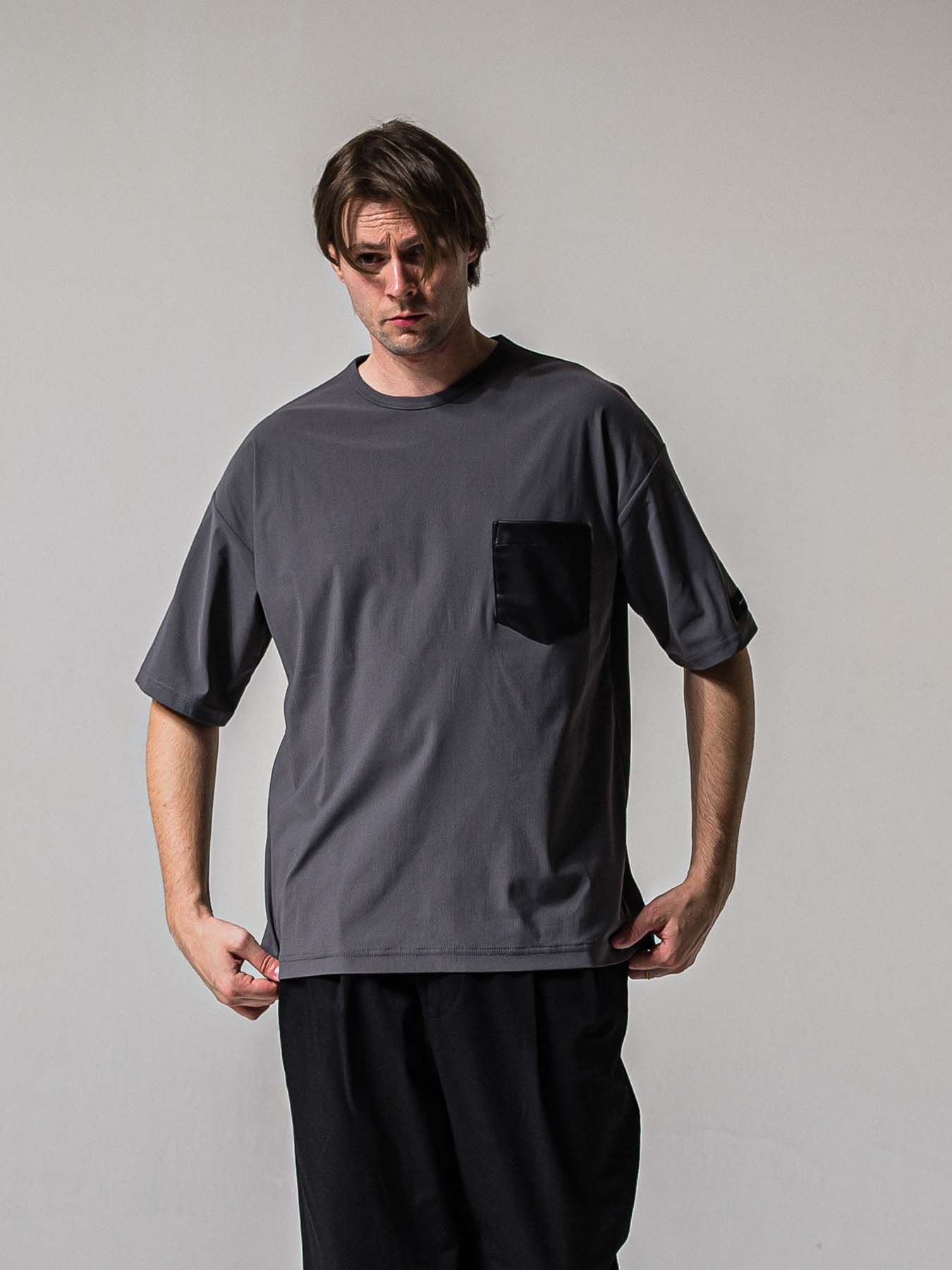 【予約品 11月16日(日) 締切】LEATER POCKET OVER NYLON T / エコレザーポケット ルーズTシャツ / グレー