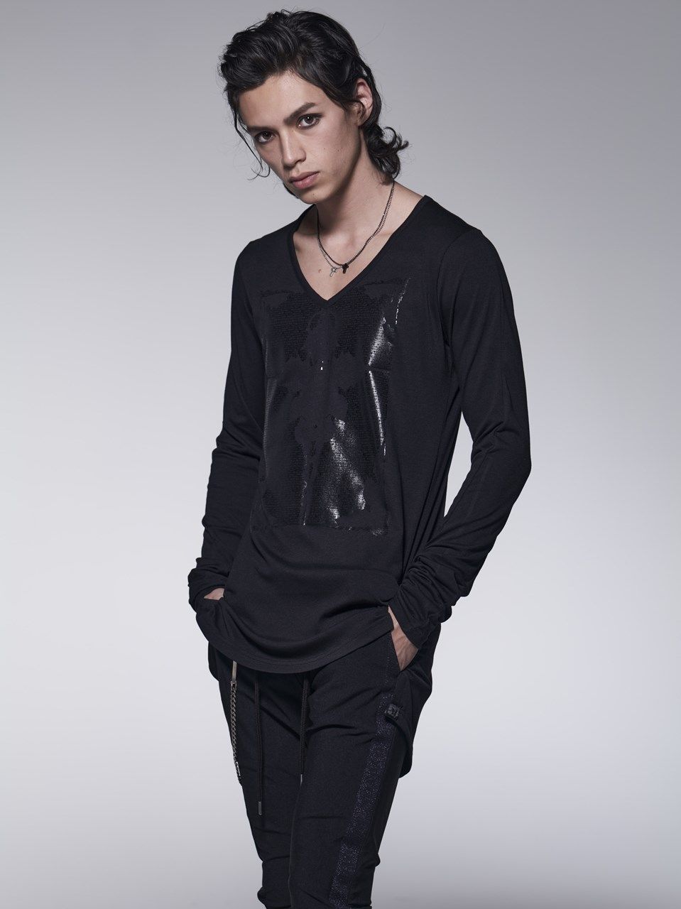 《予約品》 V-NeckT-Shirt / プリント入りVネック長袖Tシャツ / ブラック 【kiryuyrik】 8月以降入荷予定