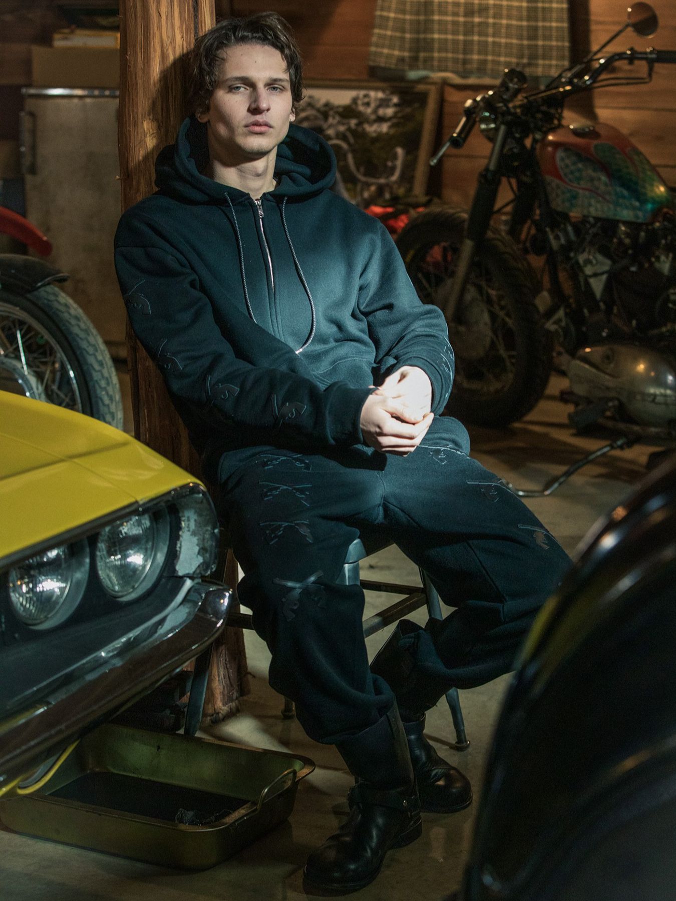 【予約品 3月9日(月) 18:00 締切】LEATHER PATCH HOODIE / レザーパッチ ジップフーディ / ブラック