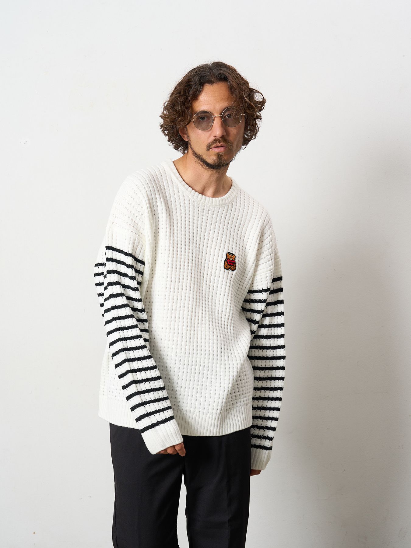 【予約品 5月8日(木) AM10時 締切】 アクリルバルキービックワッフルボーダーカートベアワッペン ワイドシルエットプルオーバー / ホワイト