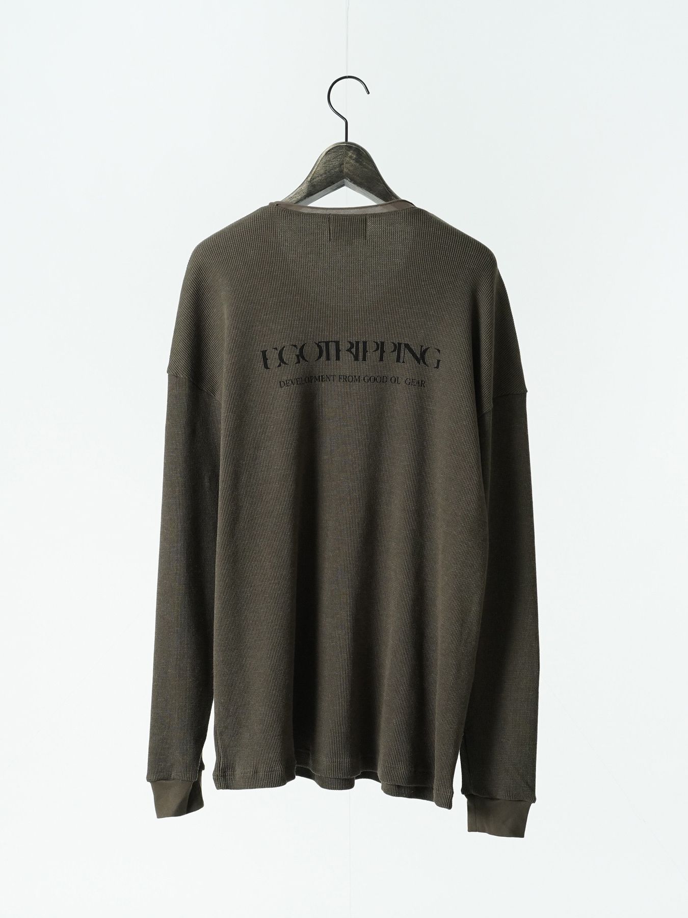 【予約品 5月27日(水) 締切】WOOLTHERMAL-TEE print / ロゴプリント ローリングネックTシャツ / オリーブ