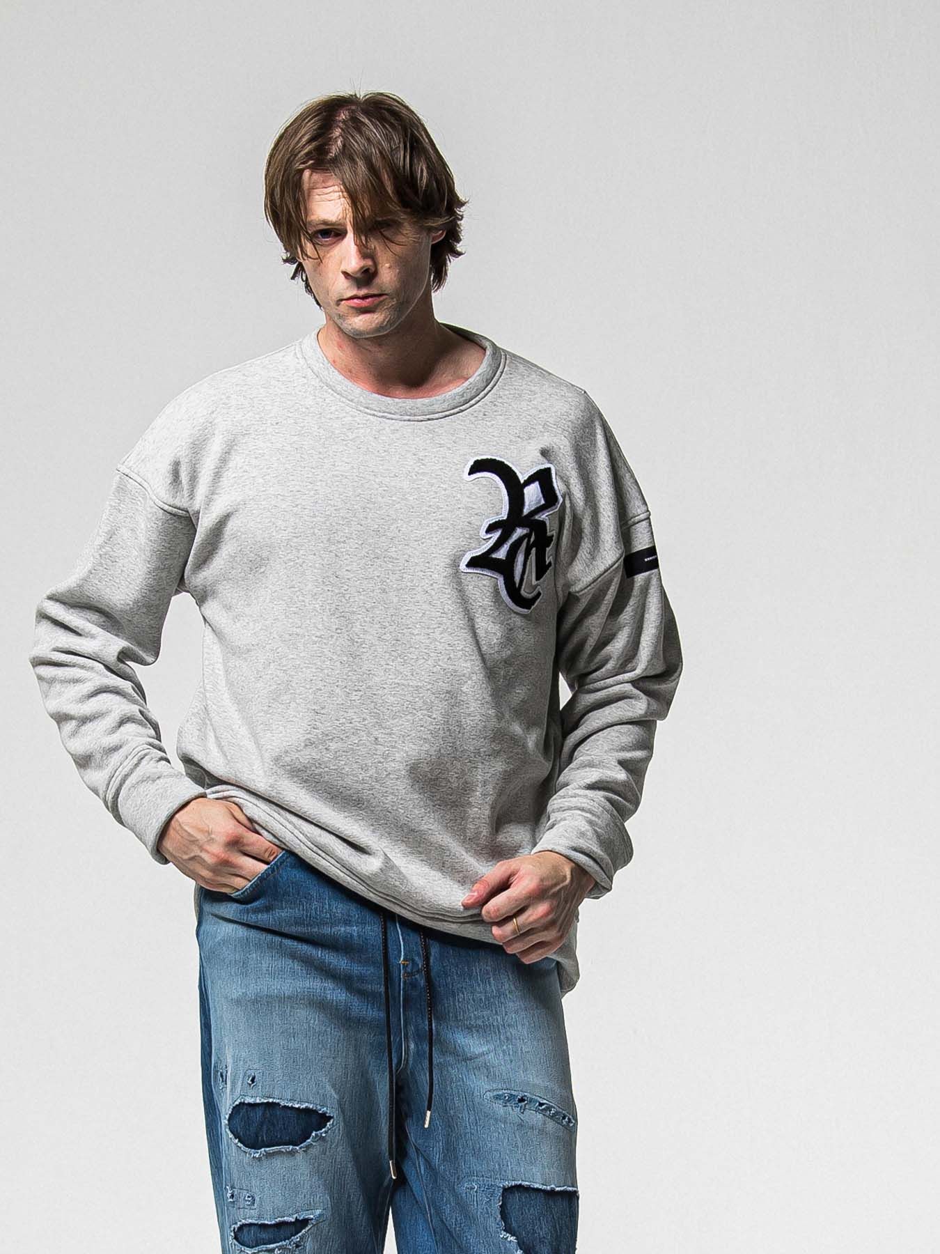 【予約品 8月31日(日) 締切】RC CHENILLE VELOURS FLEECE DROP TRAINER / RCサガラ刺繍ワッペン ベロアフリース ドロップショルダートレーナー / グレー