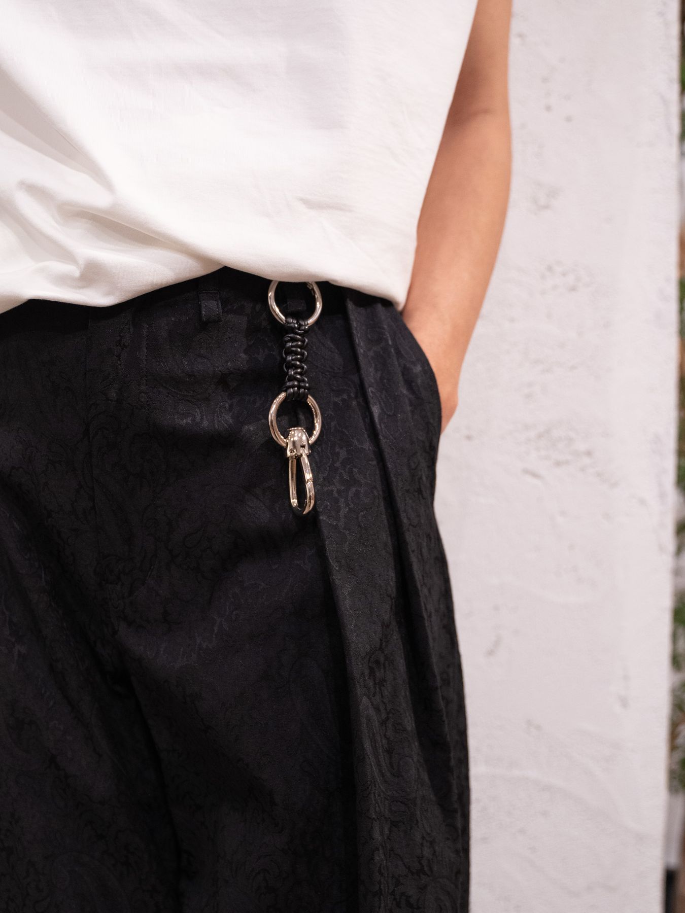 《予約品》 LEATHER BRAID HOOK CARABINER / キーホルダー / ブラック 【Iroquois.SENTI】