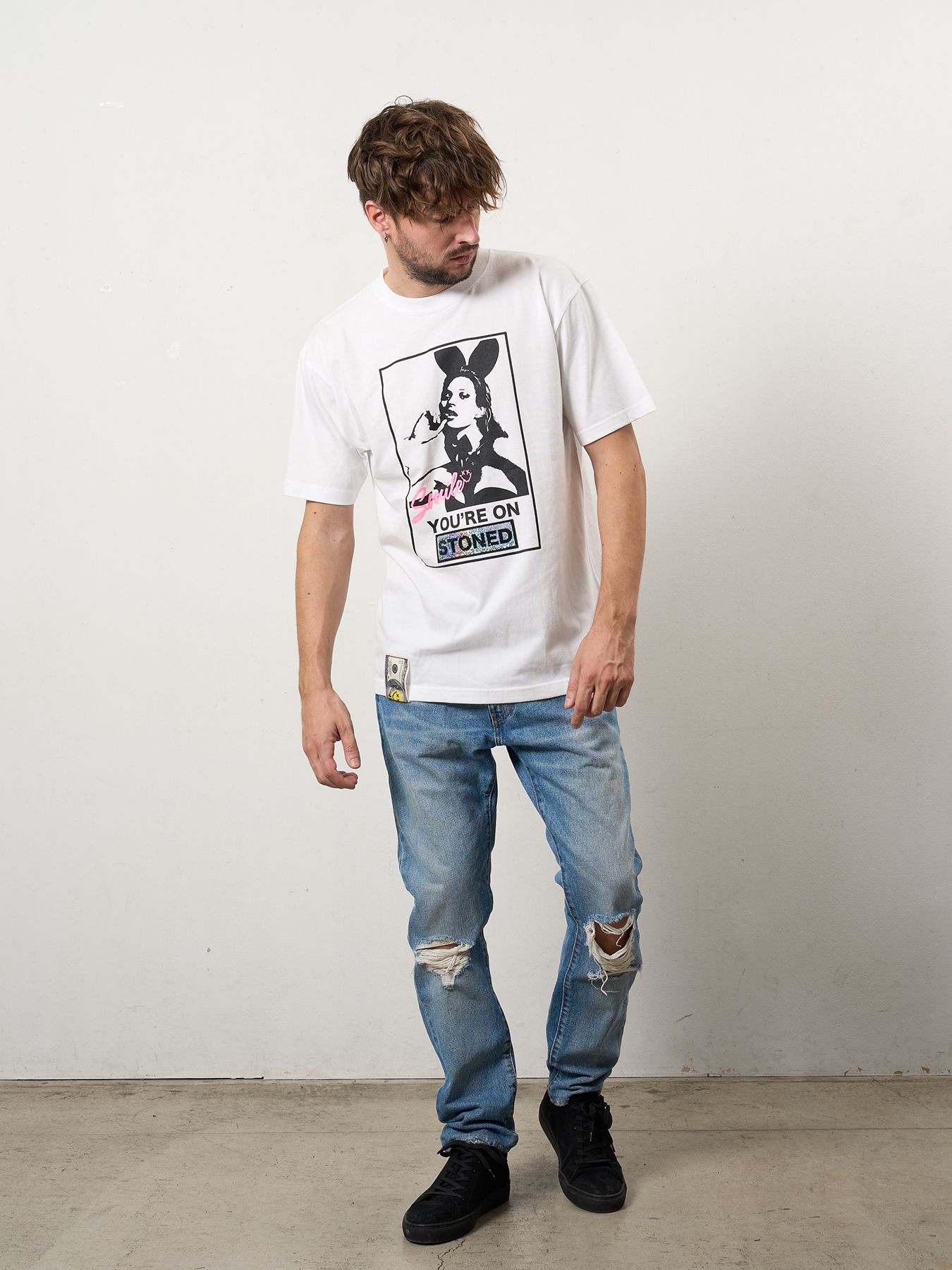 【予約品 10月16日(木) 締切】5.6ozコットン天竺 YOU'RE ON STONEDシークイン SSシャツ / ホワイト