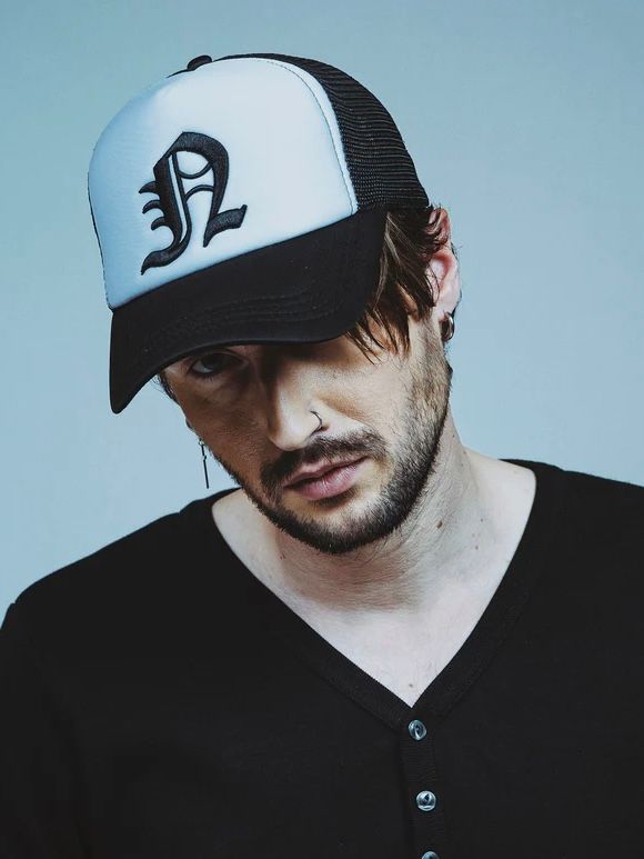 イニシャルエンブロイダリーCAP WHITE