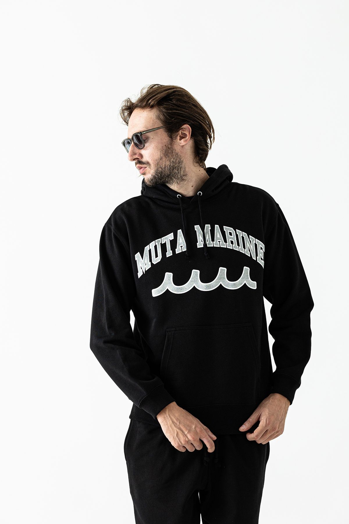 (muta College Logo Hooded Sweatshirt /  ブラック  【Acanthus×muta】