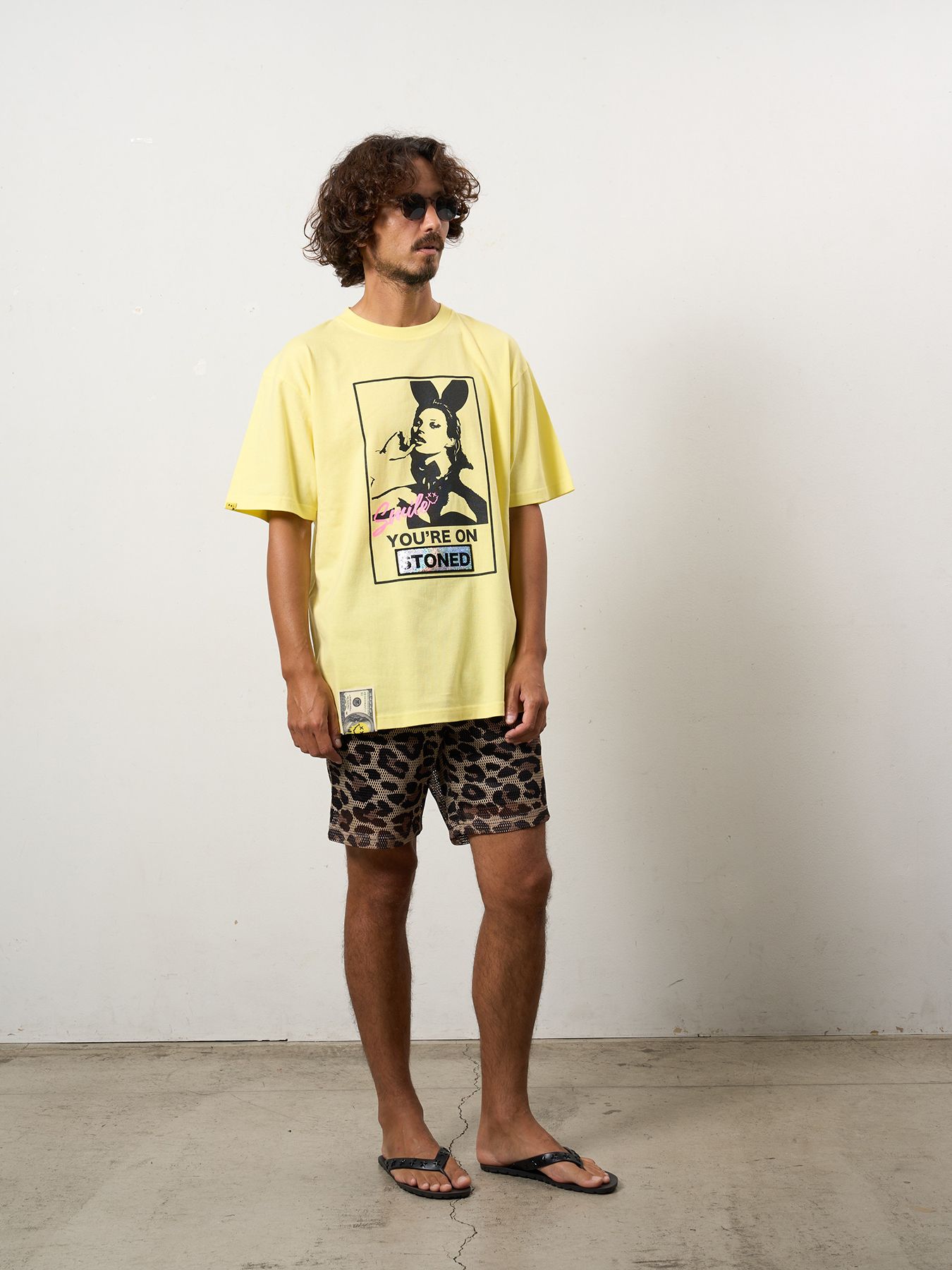 【予約品 10月16日(木) 締切】5.6ozコットン天竺 YOU'RE ON STONEDシークイン SSシャツ / イエロー