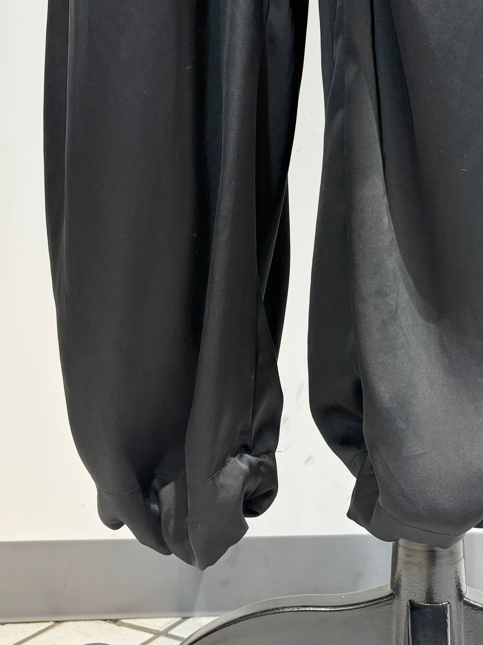 regleam リグリーム　サテンカーゴパンツ　ブラック サテンカーゴパンツ｜SATIN CARGO PANTSの通販｜regleam
