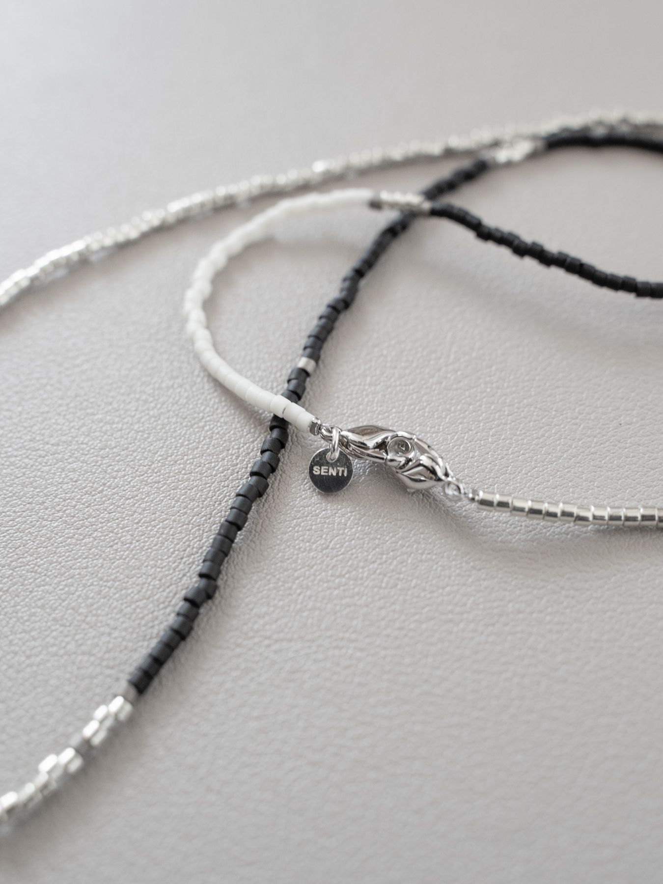 《予約品》 BEADS GLASS CORD&NECKLACE / グラスコード&ネックレス / ブラック・シルバー 【Iroquois.SENTI】