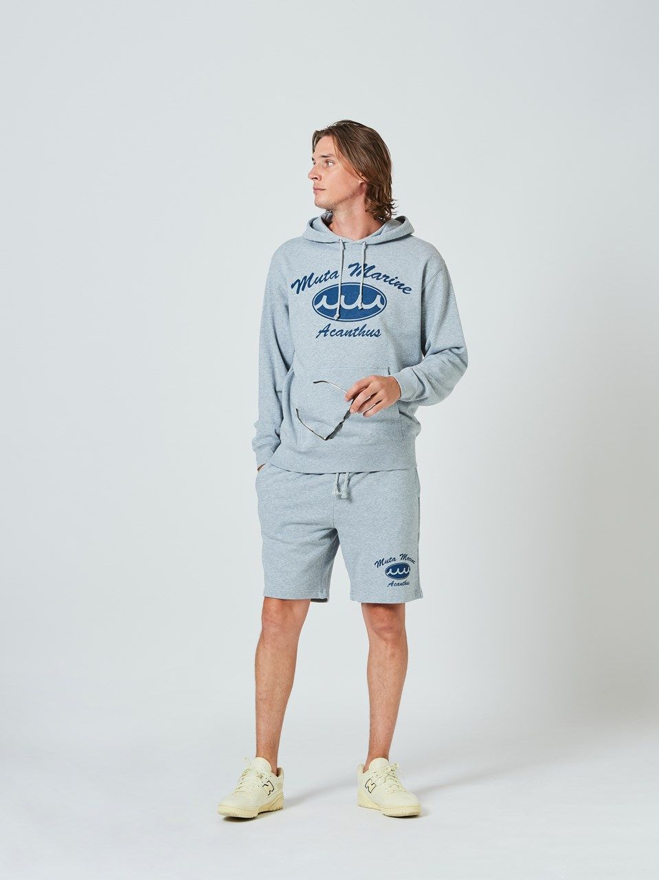 (予約品2023年10月19日18時締め) muta Script Logo Hooded Sweatshirts / フードスウェット / グレー 【Acanthus×muta】