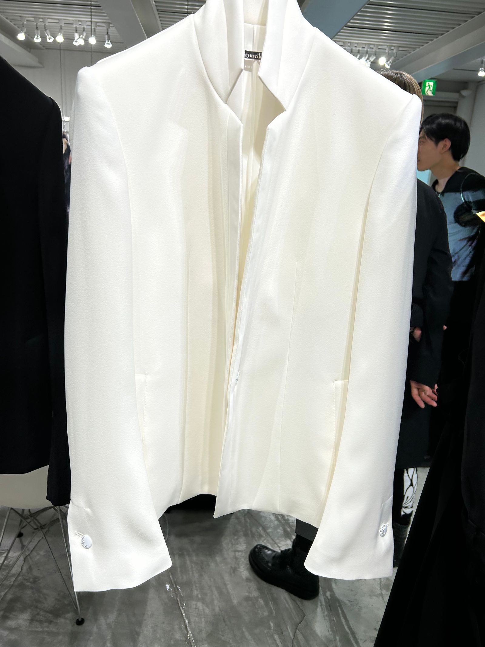 《予約品》 StandCollarShortJacket / スタンドカラーショートジャケット / ホワイト