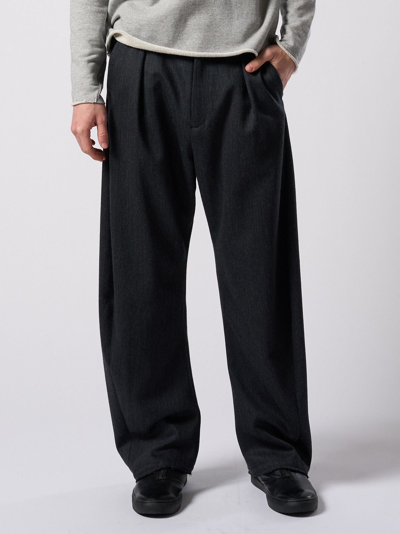 【予約品 4月19日(日) 18時締切】venetian stripe wide banana slacks / ヴェネツィアン ストライプ ワイドバナナスラックス / チャコール