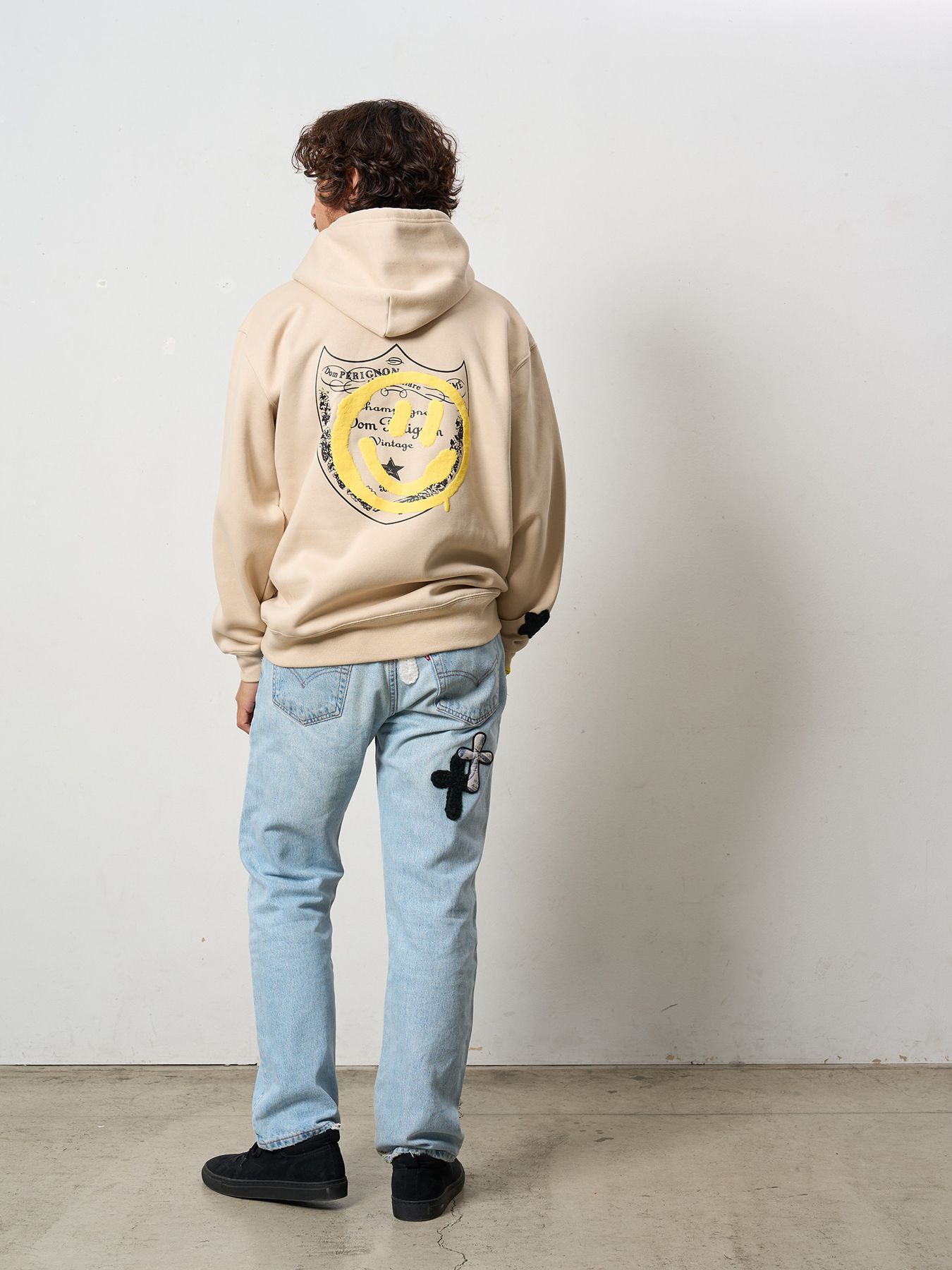 【予約品 5月8日(木) AM10時 締切】 TC裏毛起毛 ラベル&スマイル発泡プリントマルチパッチワーク プルパーカー / ベージュ
