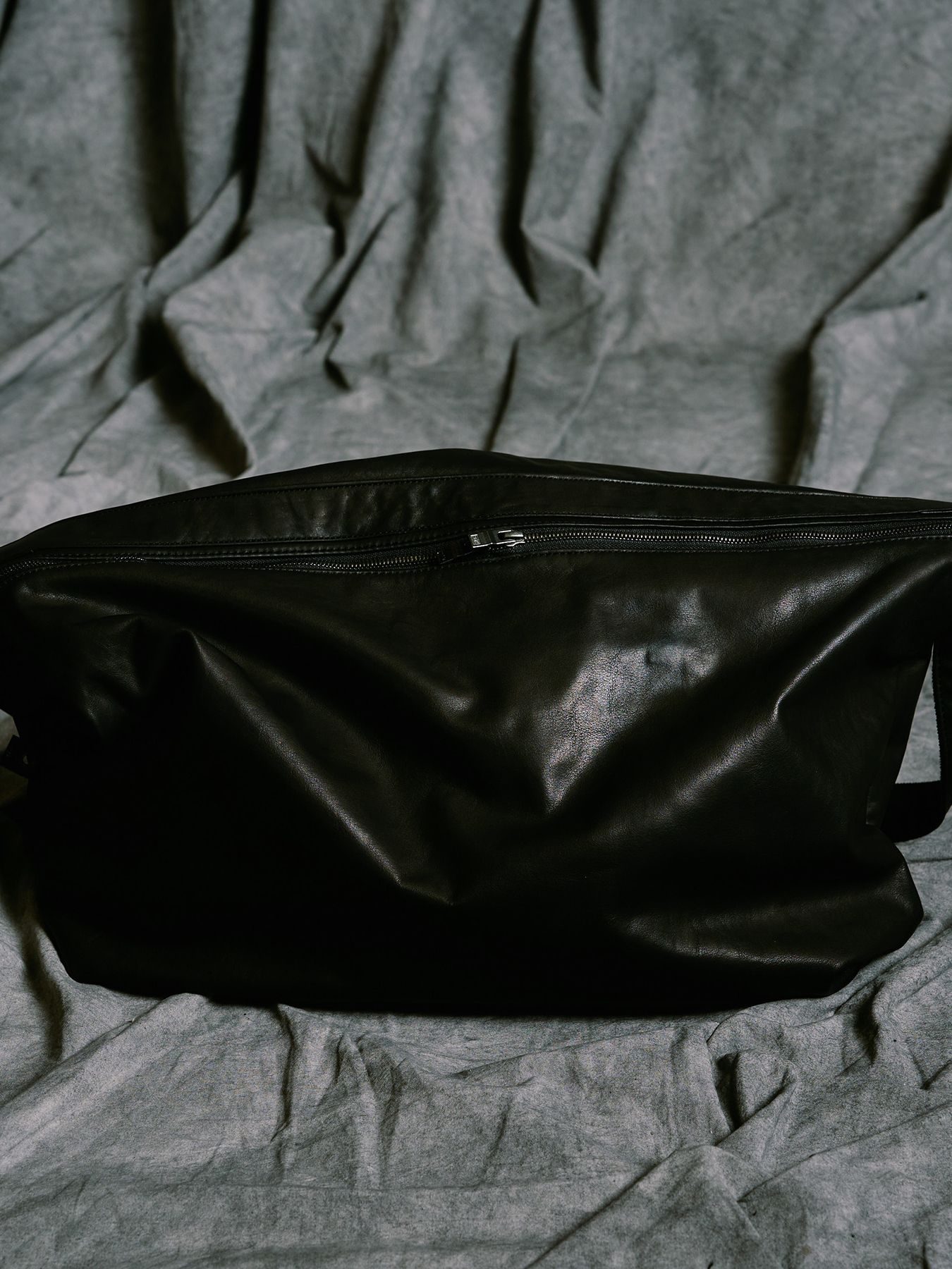 【予約品 4月19日(日) 18時締切】leather shoulder bag / カウレザーショルダーバッグ / ブラック