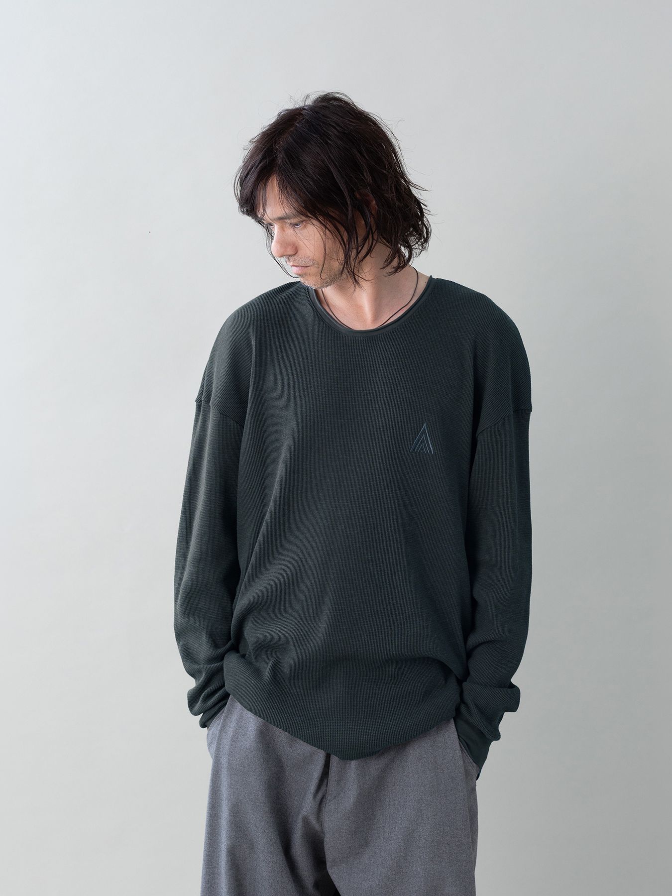 【予約品 5月27日(水) 締切】WOOLTHERMAL-TEE embroidery / アイコン刺繍 ローリングネックTシャツ / チャコール