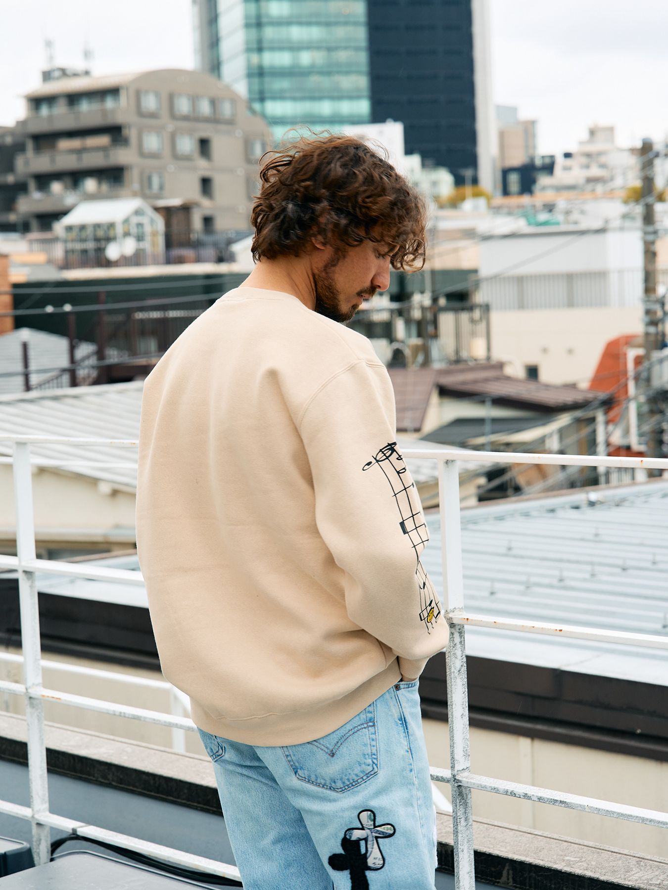 【予約品 5月8日(木) AM10時 締切】 TC裏毛起毛 リリック リボン シークインMUSICプリント スウェットシャツ / ベージュ