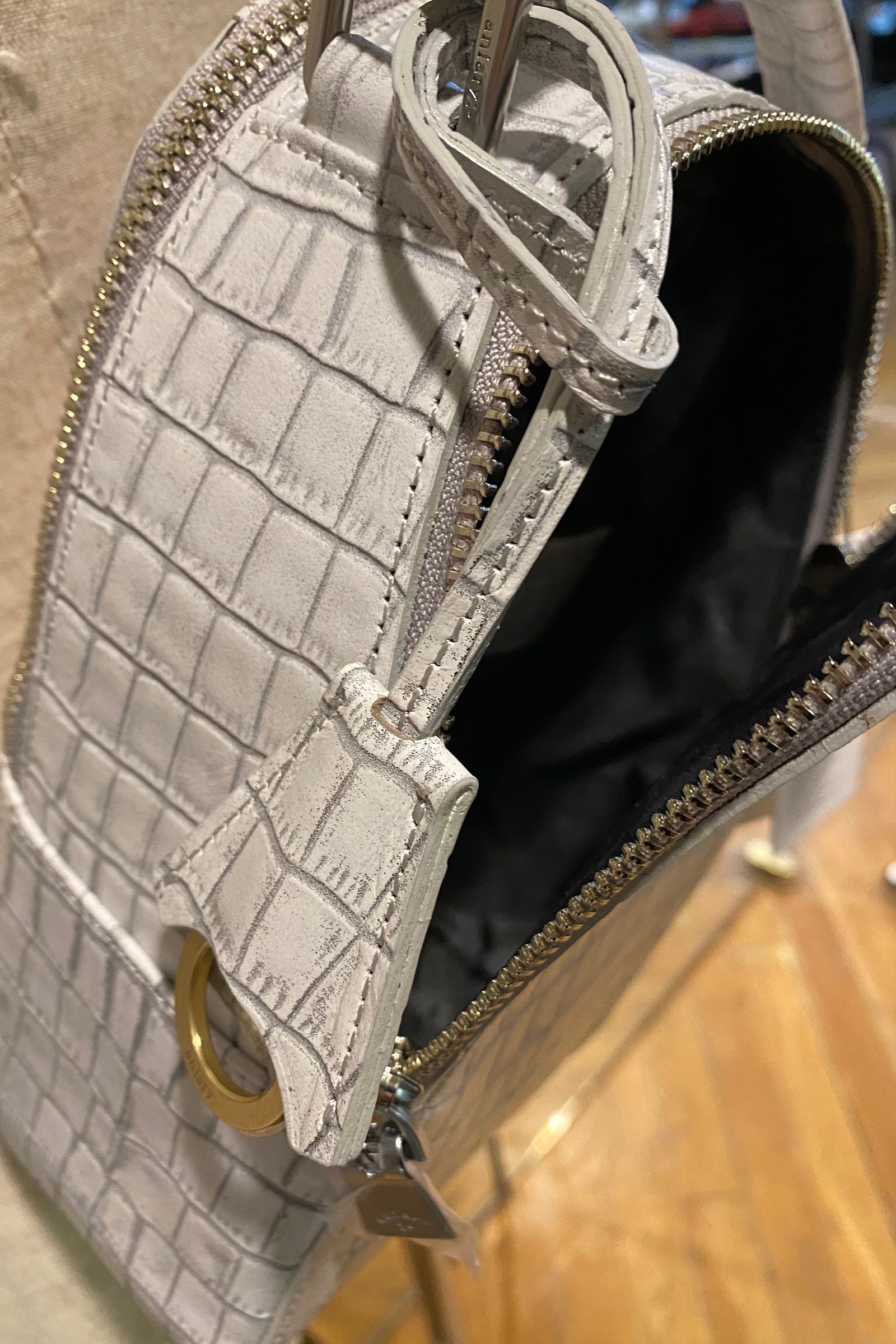 2WAYボディバッグ Tint Embossing Leather / White 【aniary】