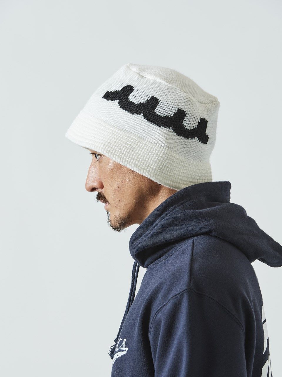 (予約品)  muta WAVE Logo Knit Bucket Hat / バケットキャップ / ホワイト・ブラック 【Acanthus×muta】 10月上旬頃入荷予定