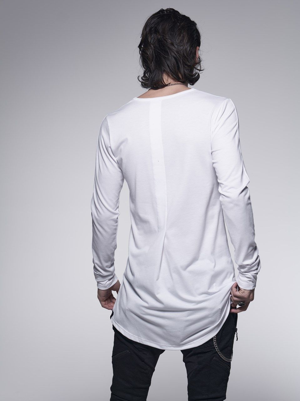 《予約品》 V-NeckT-Shirt / プリント入りVネック長袖Tシャツ / ホワイト 【kiryuyrik】 8月以降入荷予定