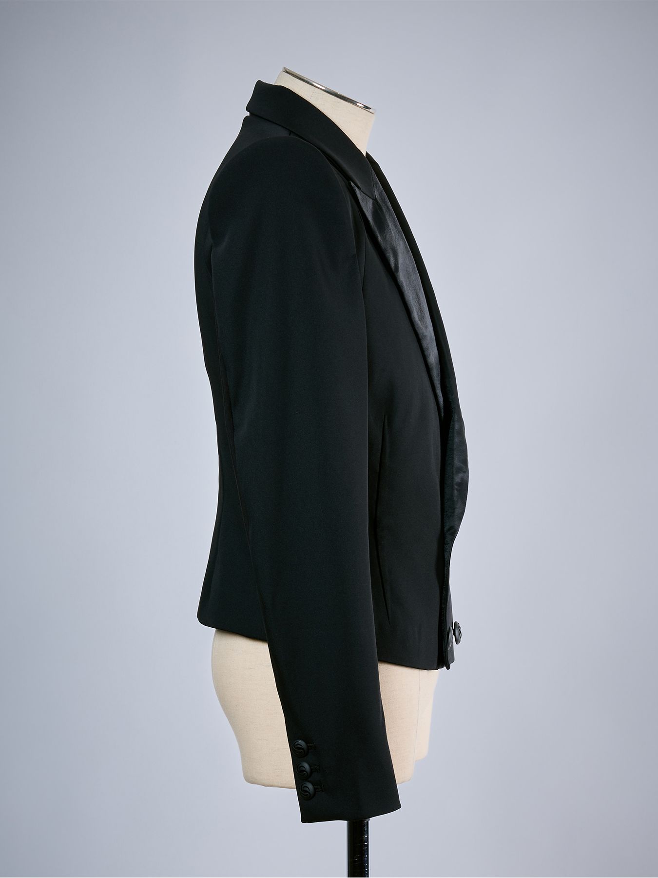 【予約品 10月26日(月) 締切】《Costume Line》W-Satin Power Shoulder Short Jacket / パワーショルダー ショートジャケット / ブラック