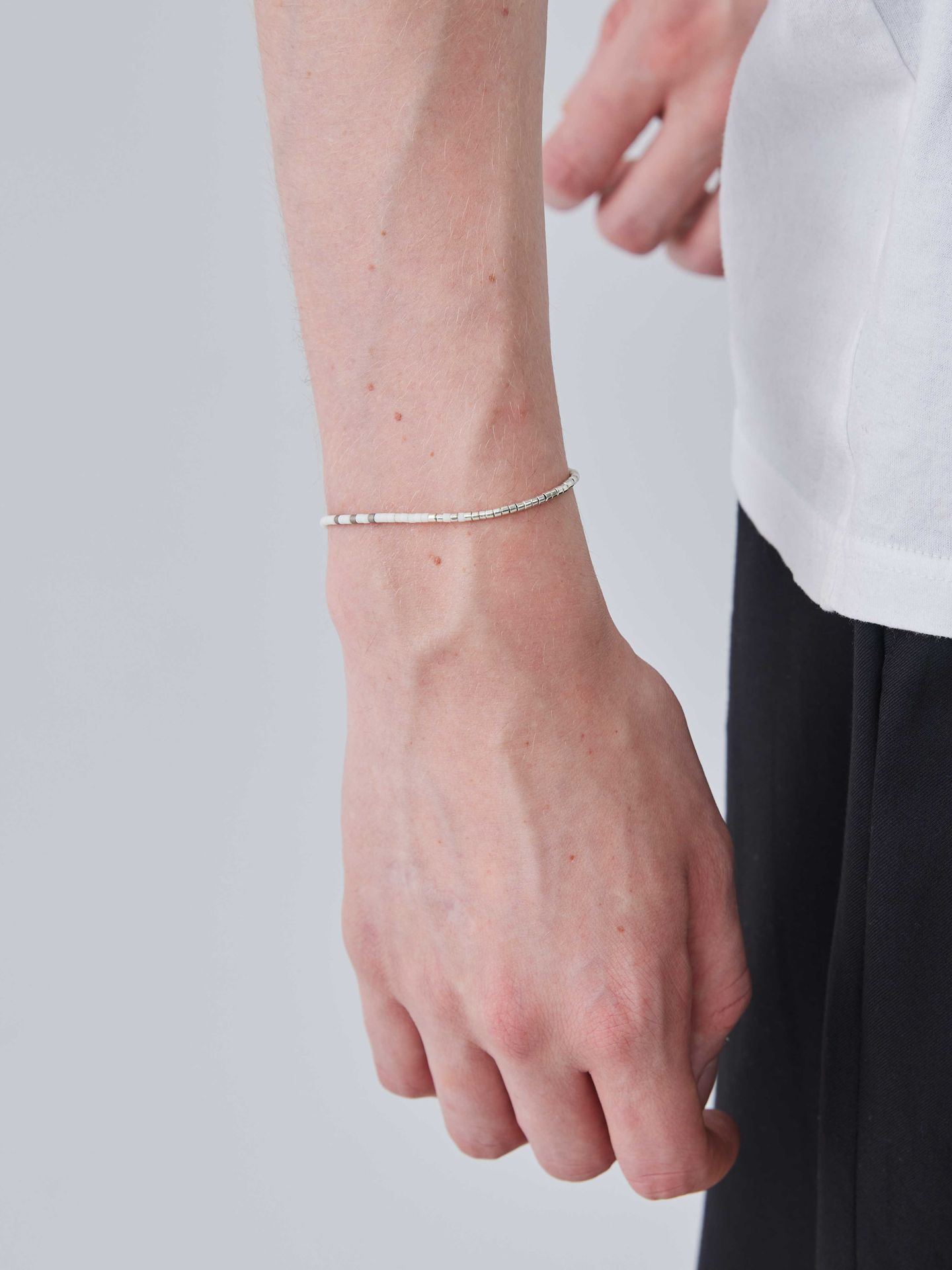 《予約品》 BEADS BRACELET / ブレスレット / ホワイト・シルバー 【Iroquois.SENTI】