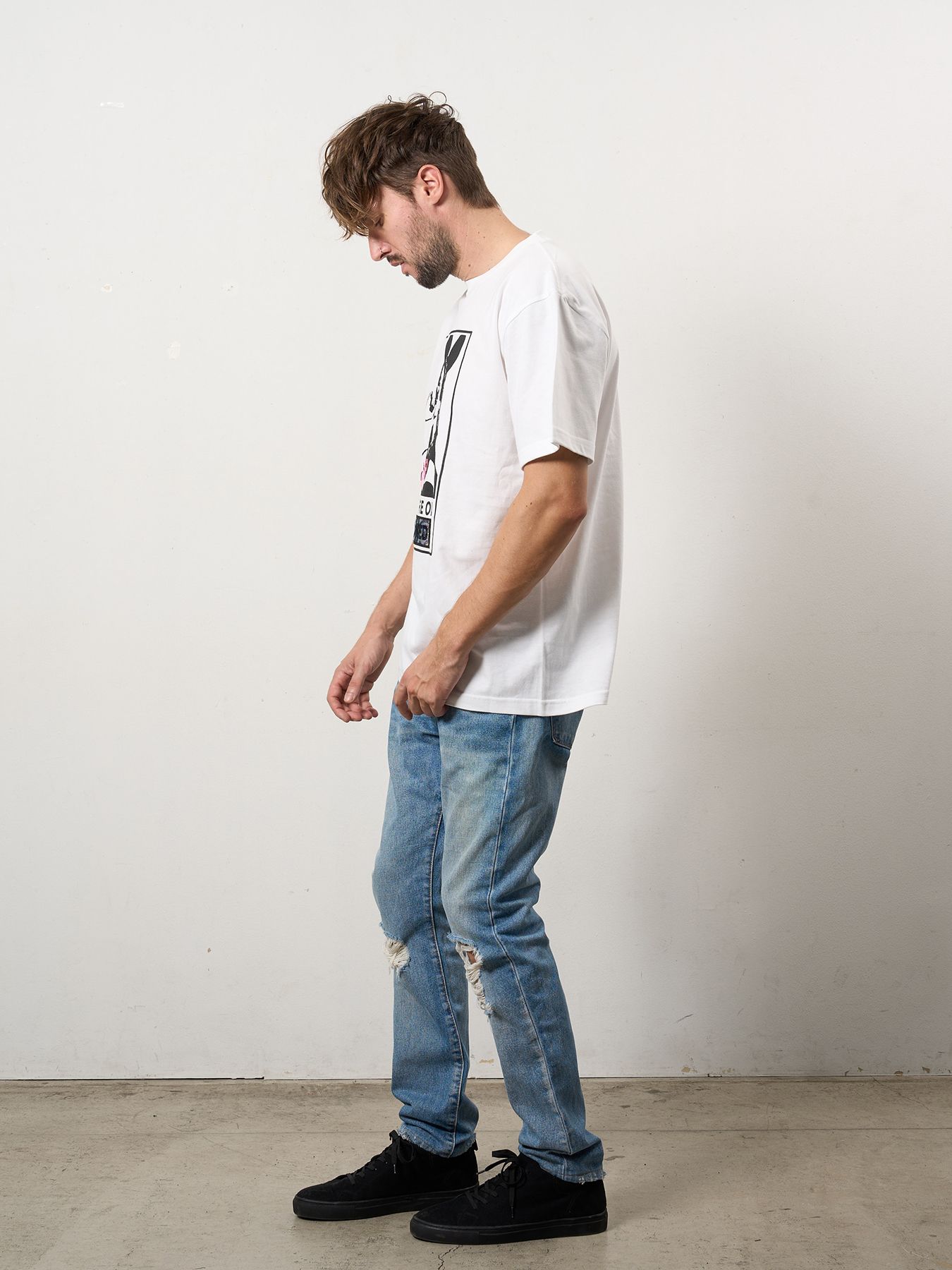 【予約品 10月16日(木) 締切】5.6ozコットン天竺 YOU'RE ON STONEDシークイン SSシャツ / ホワイト