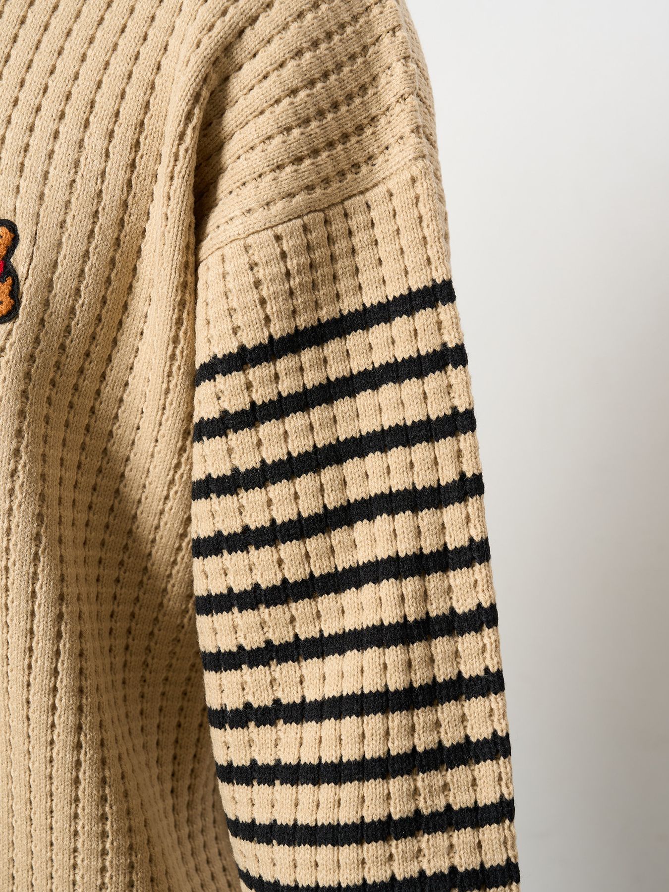 【予約品 5月8日(木) AM10時 締切】 アクリルバルキービックワッフルボーダーカートベアワッペン ワイドシルエットプルオーバー / ベージュ
