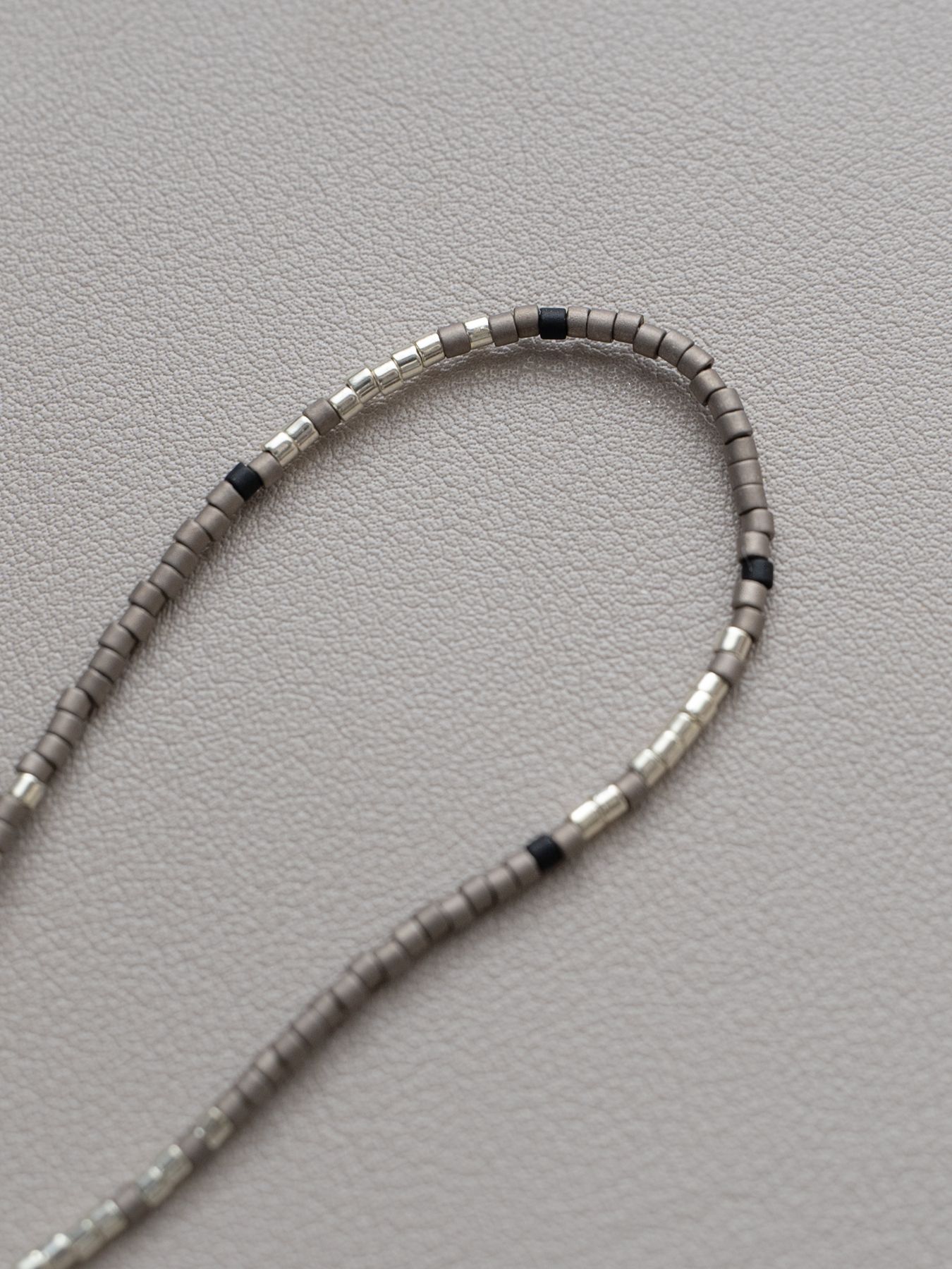 《予約品》 BEADS BRACELET / ブレスレット / グレー・シルバー 【Iroquois.SENTI】