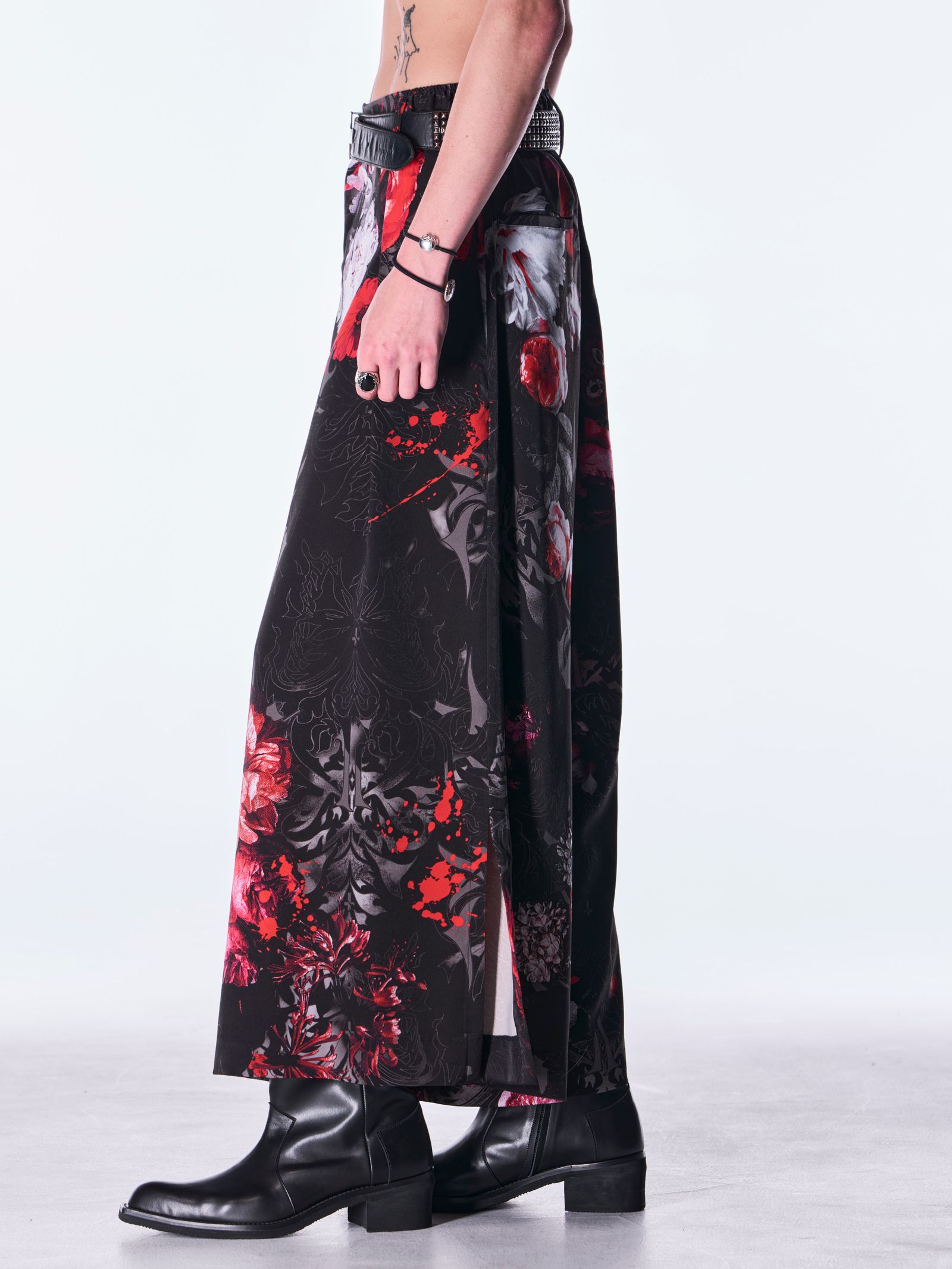 【予約品 6月29日(月) 締切】Goth Flora Suede Satin Wide Tuck Slacks / ワイドタックスラックス / ブラック