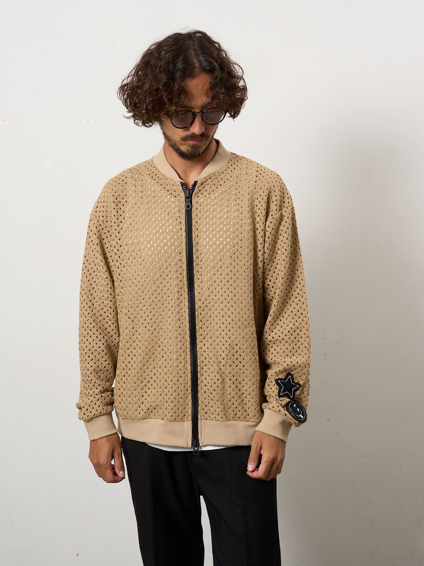 【予約品 10月16日(木) 締切】コットンラッセルメッシュ ハンドニット ワッペン ビッグジップブルゾン / ベージュ