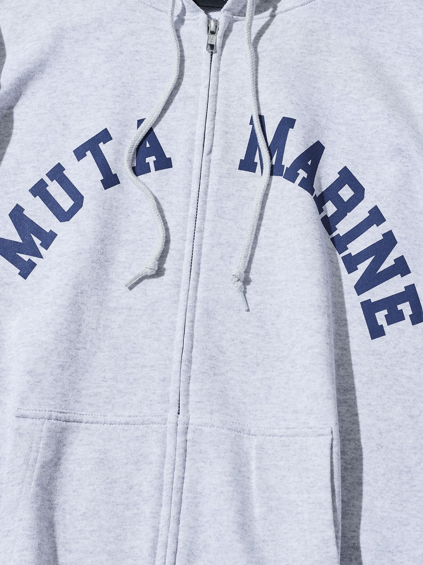 【予約品 10月9日(木) 締切】muta Arc Logo Zip Up Hooded Sweatshirt / ジップパーカー / アッシュグレー【Acanthus × muta MARINE】