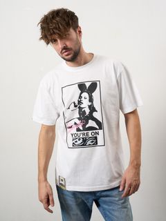 【予約品 10月16日(木) 締切】5.6ozコットン天竺 YOU'RE ON STONEDシークイン SSシャツ / ホワイト