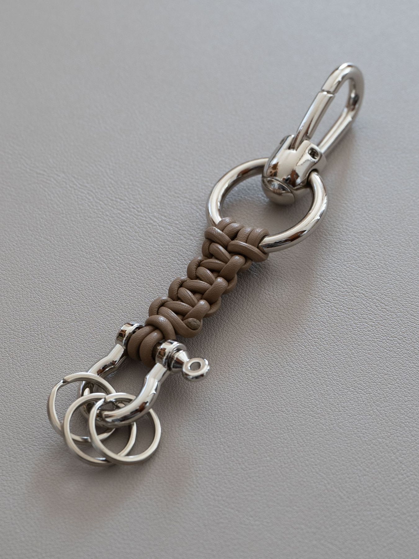 《予約品》 LEATHER BRAID KEY HOLDER / キーホルダー / キャメル 【Iroquois.SENTI】