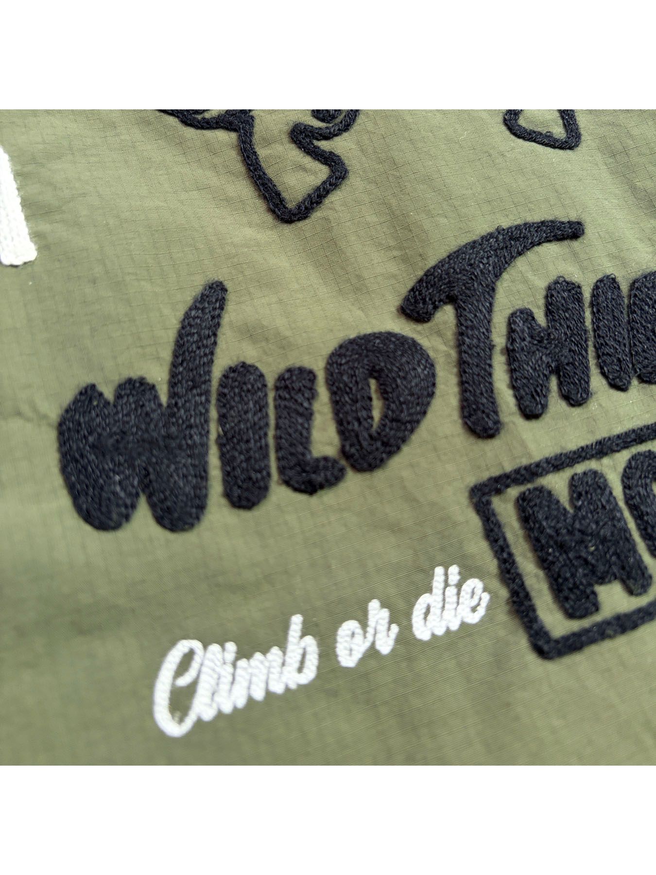 【予約品 3月9日(月) 18:00 締切】WILD THINGS コラボ - ×WILD THINGS EMB / ショートモンスターパーカー / 背中刺繍あり / カーキ