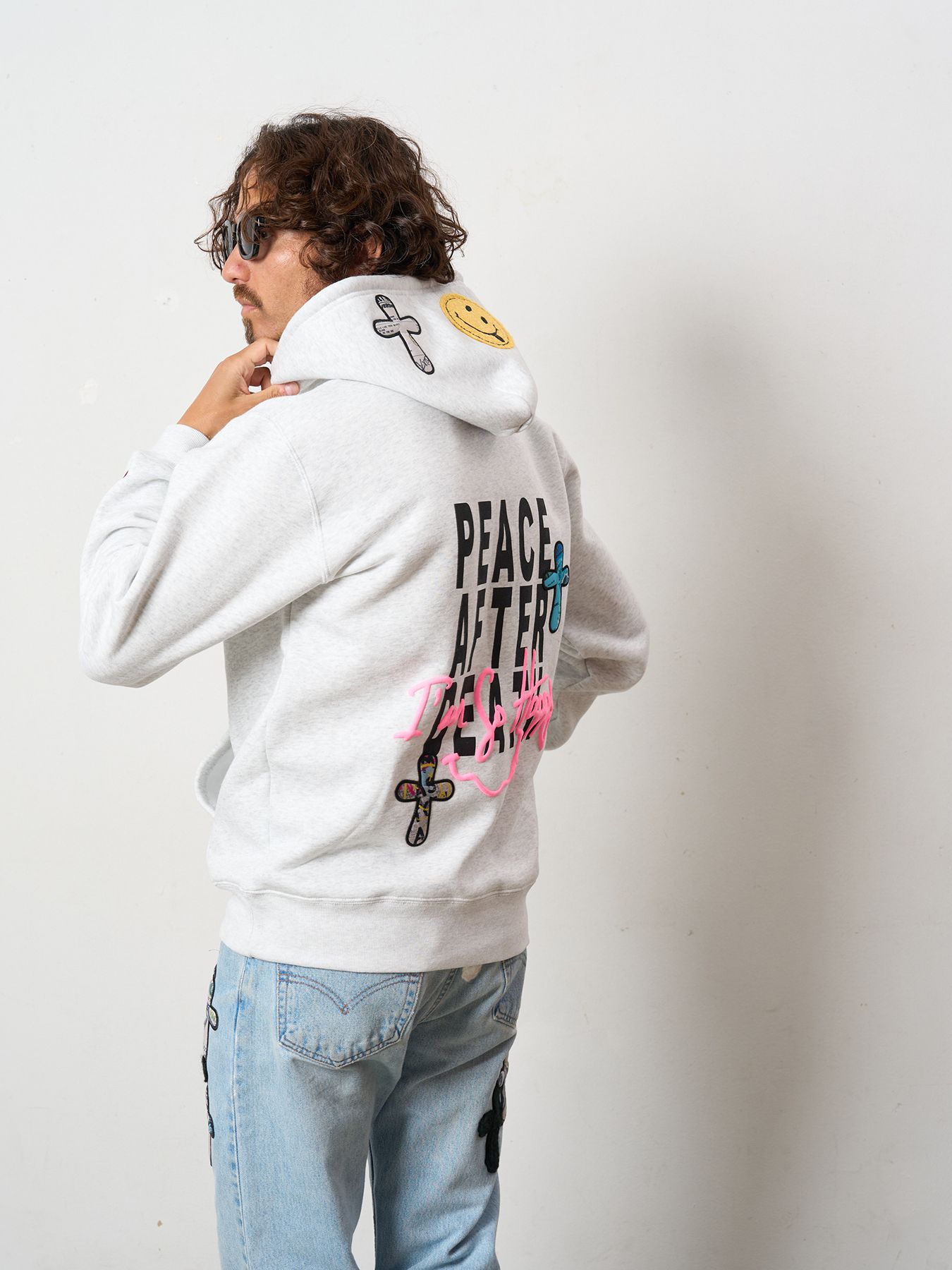 【予約品 5月8日(木) AM10時 締切】 TC裏毛起毛 PEACE AFTER DEATH&マルチパッチワーク プルパーカー / アッシュ