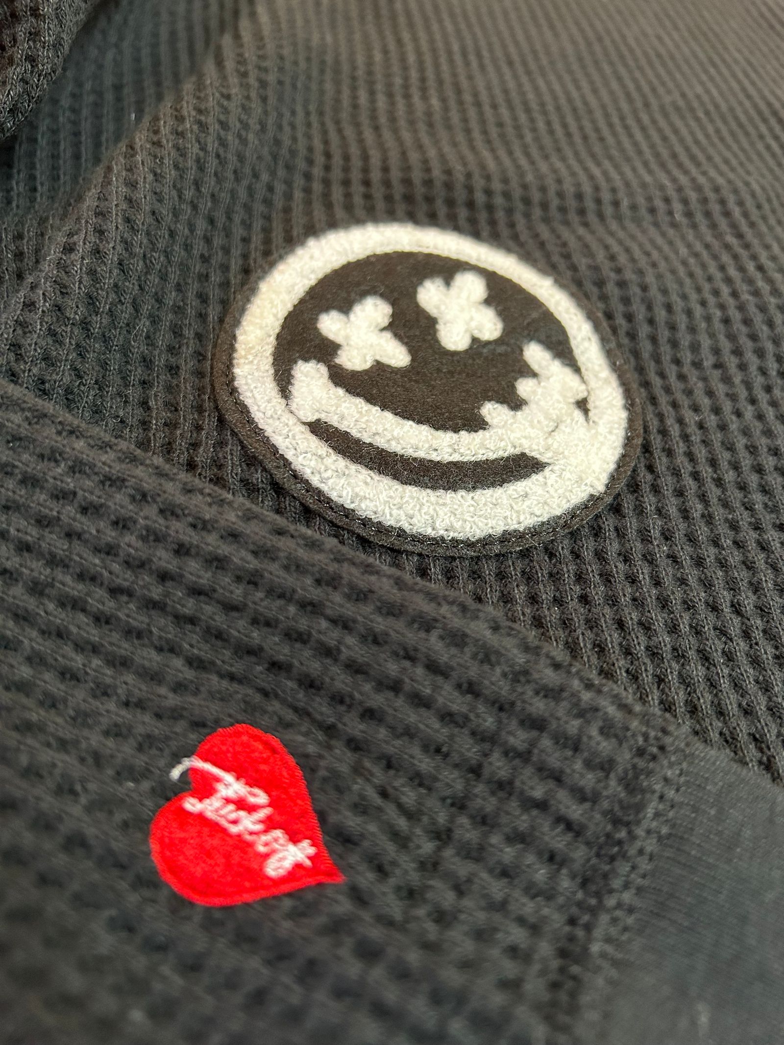ヘビーウエイトコットンワッフル マルチサガラパッチラウンドヘムLS Tシャツ / ブラック 【STUD MUFFIN(スタッドマフィン)】