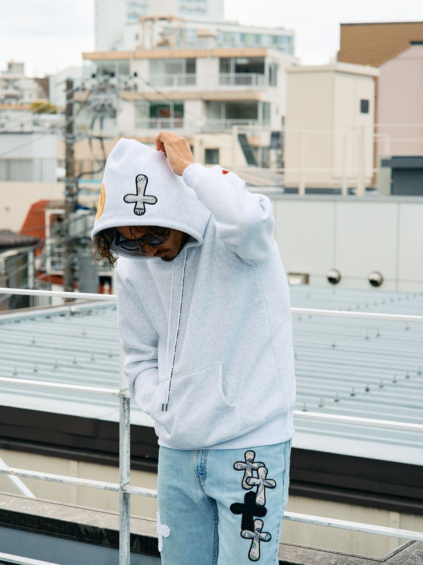 【予約品 5月8日(木) AM10時 締切】 TC裏毛起毛 PEACE AFTER DEATH&マルチパッチワーク プルパーカー / アッシュ