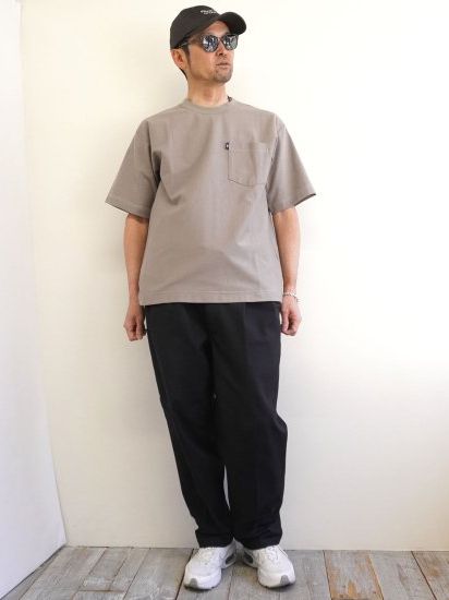 タックボタンプリントTシャツ / グレー