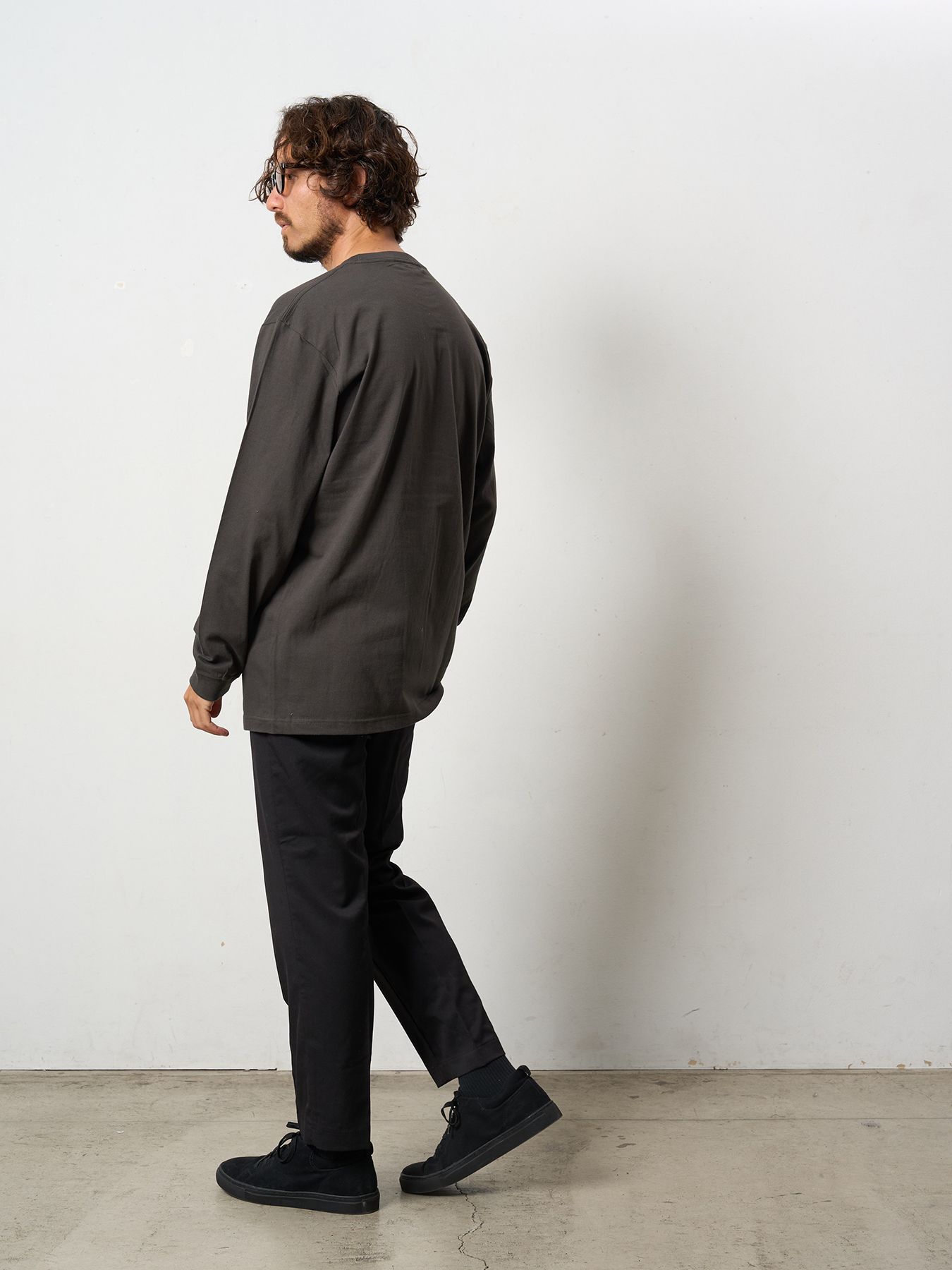 【予約品 5月8日(木) AM10時 締切】 5.6ozコットン天竺 ラベルスマイル発泡プリントLS Tシャツ / ダークグレー