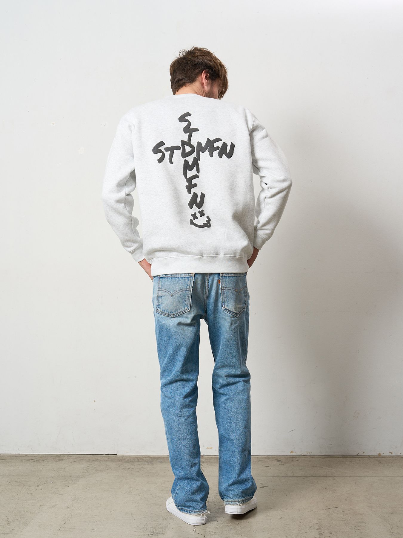 【予約品 5月8日(木) AM10時 締切】 TC裏毛起毛 ロゴクロス発泡プリント&クロスパッチワーク スウェットシャツ / アッシュ