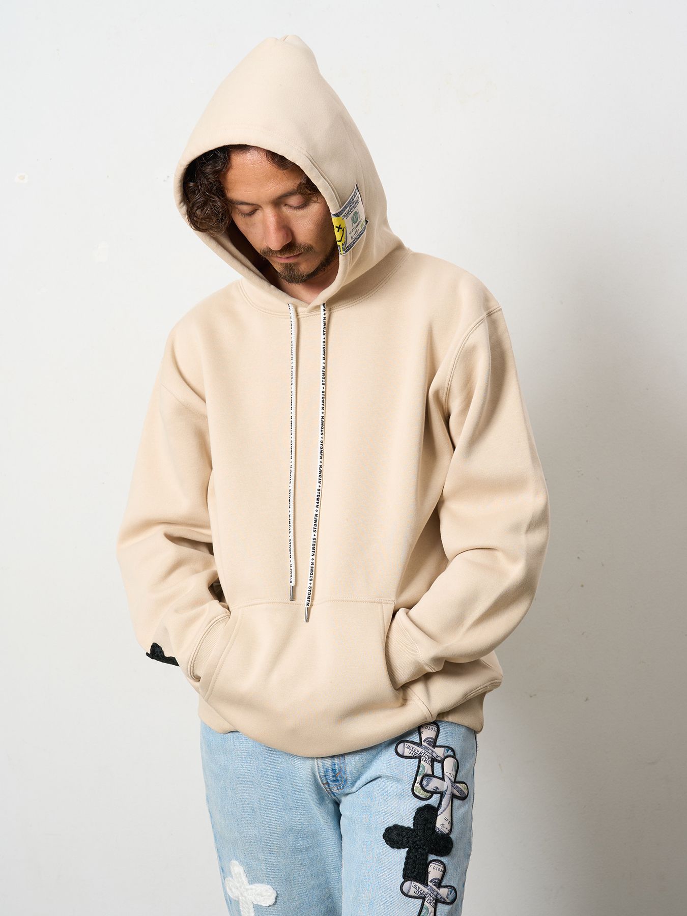 【予約品 5月8日(木) AM10時 締切】 TC裏毛起毛 ラベル&スマイル発泡プリントマルチパッチワーク プルパーカー / ベージュ