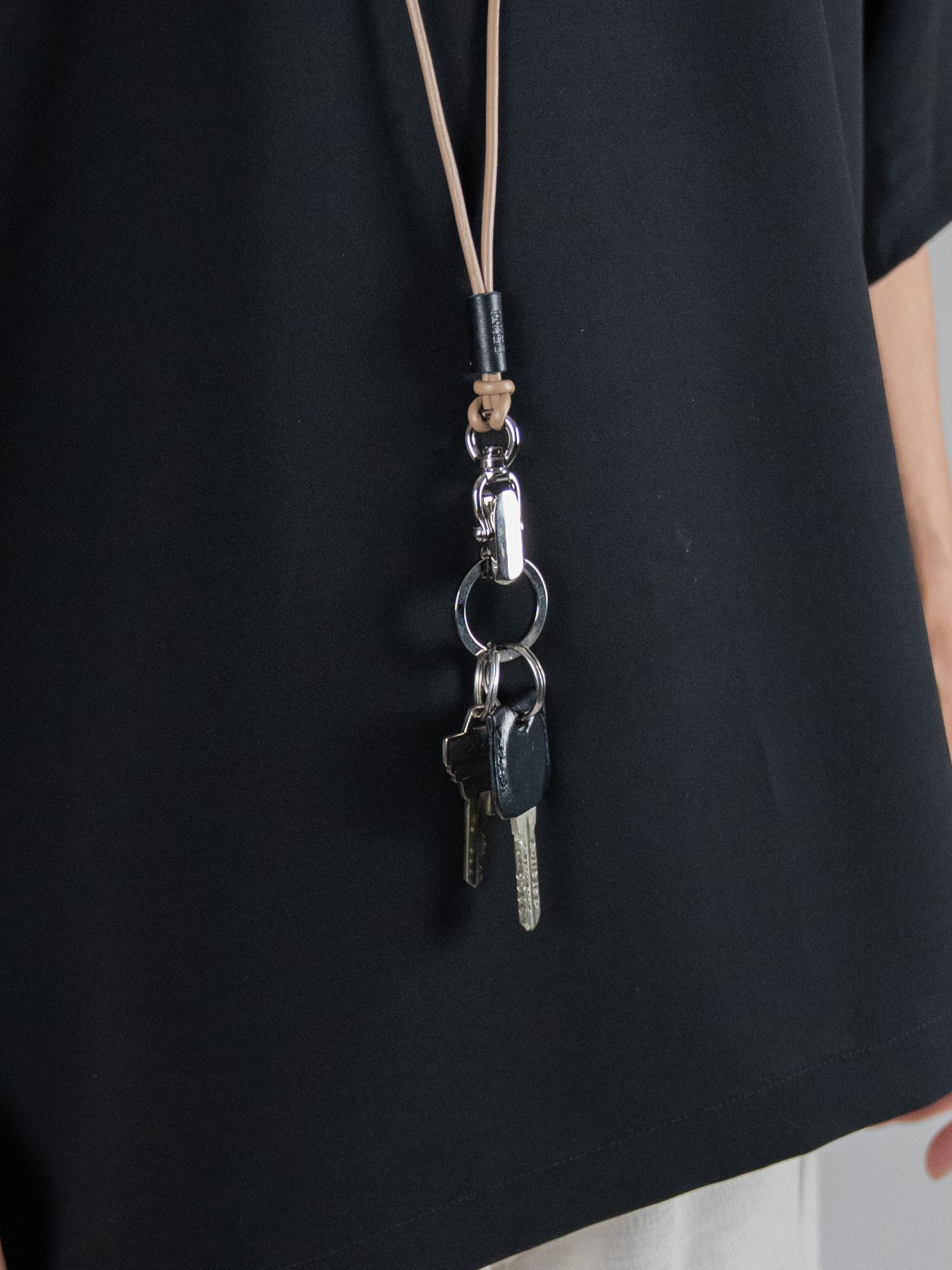 《予約品》 CLIP LEATHER STRAP / クリップ式ネックストラップ / キャメル 【Iroquois.SENTI】