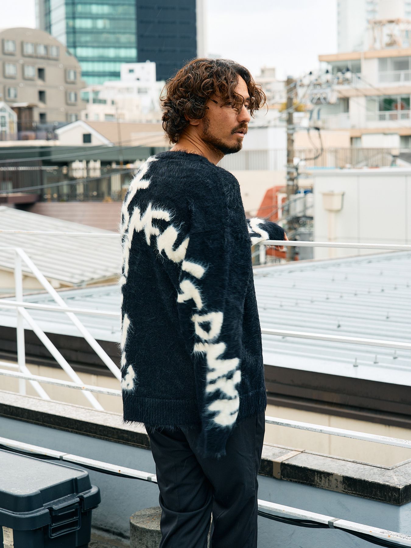 【予約品 5月8日(木) AM10時 締切】 ナイロンフェザーヤーン ビックロゴクロスインターシャシャギープルオーバー / ブラック