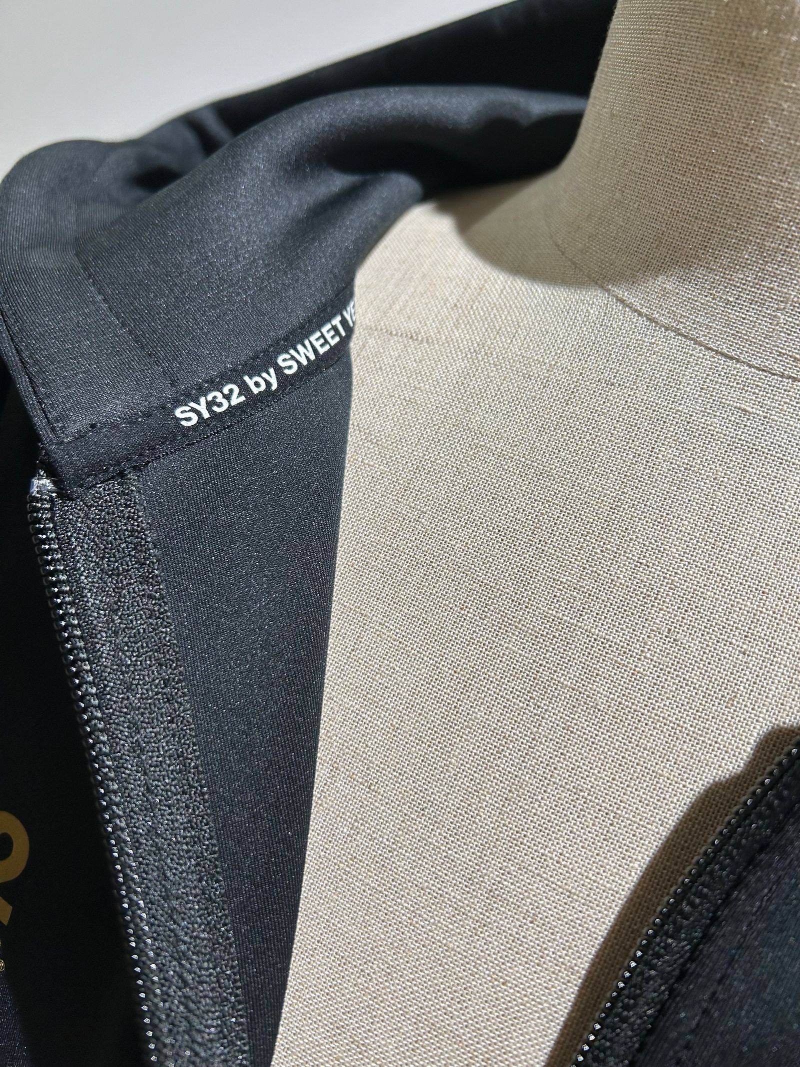 DOUBLE KNIT EMBOSS CAMO SHIELD LOGO ZIP HOODIE / ブラック ×ゴールド【SY32 by SWEET YEARS】