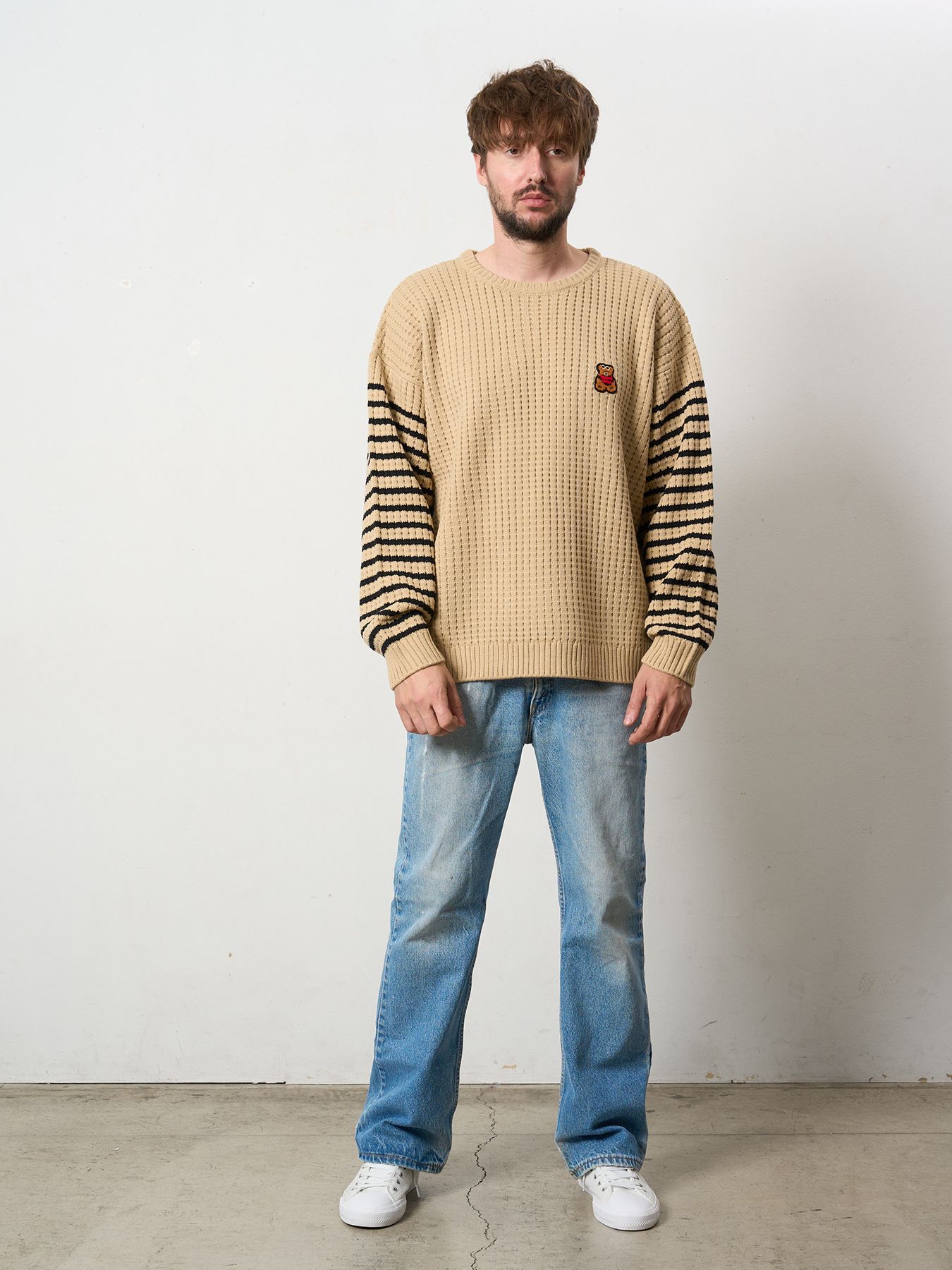 【予約品 5月8日(木) AM10時 締切】 アクリルバルキービックワッフルボーダーカートベアワッペン ワイドシルエットプルオーバー / ベージュ