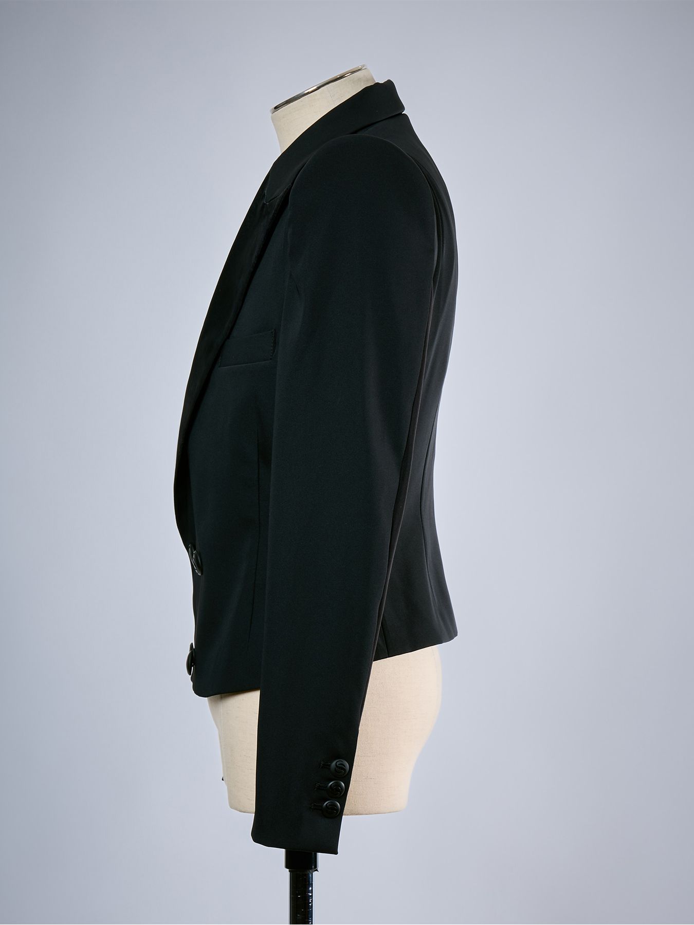 【予約品 10月26日(月) 締切】《Costume Line》W-Satin Power Shoulder Short Jacket / パワーショルダー ショートジャケット / ブラック
