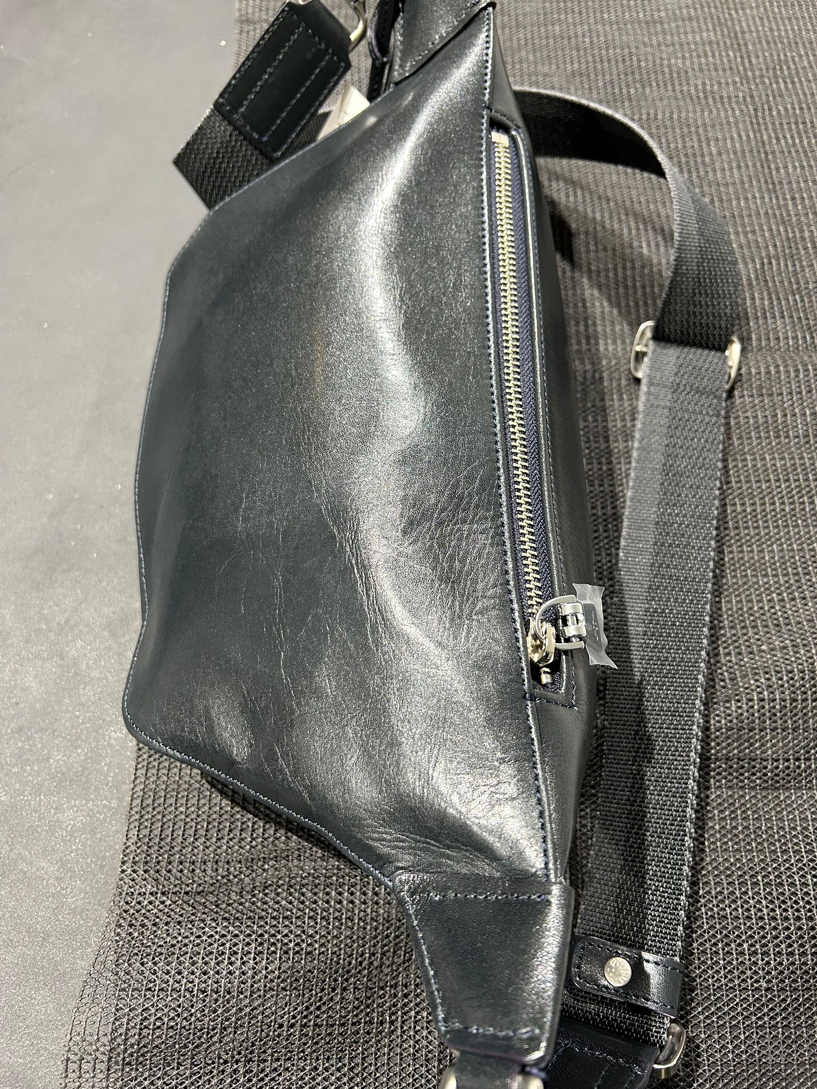 ボディバッグ Antique Leather / Dark Blue 【aniary】
