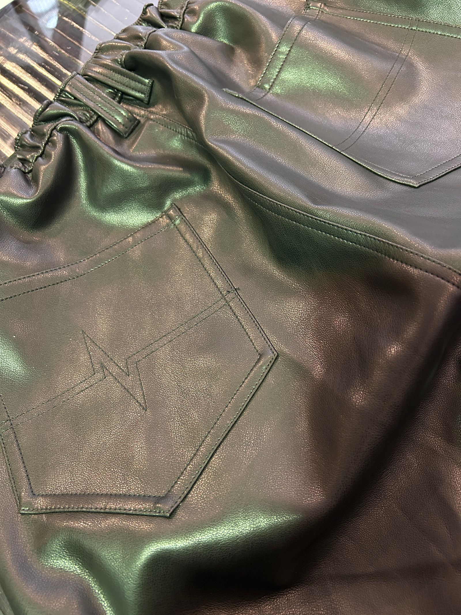 シンセティックレザーZIPフレアパンツ / ブラック【NOID.】