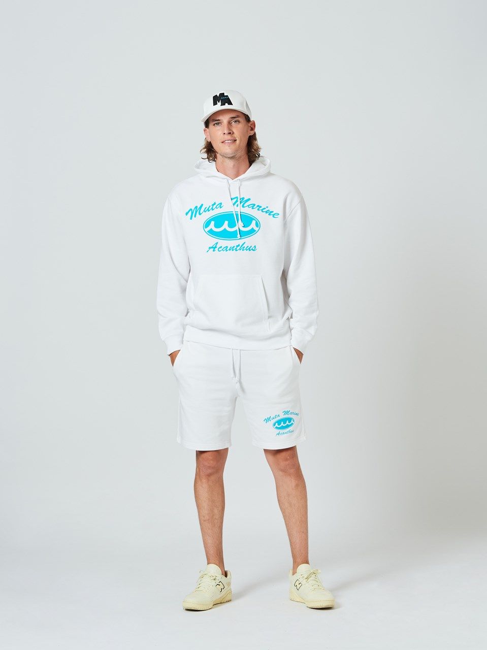 (予約品2023年10月19日18時締め) muta Script Logo Hooded Sweatshirts / フードスウェット / ホワイト 【Acanthus×muta】