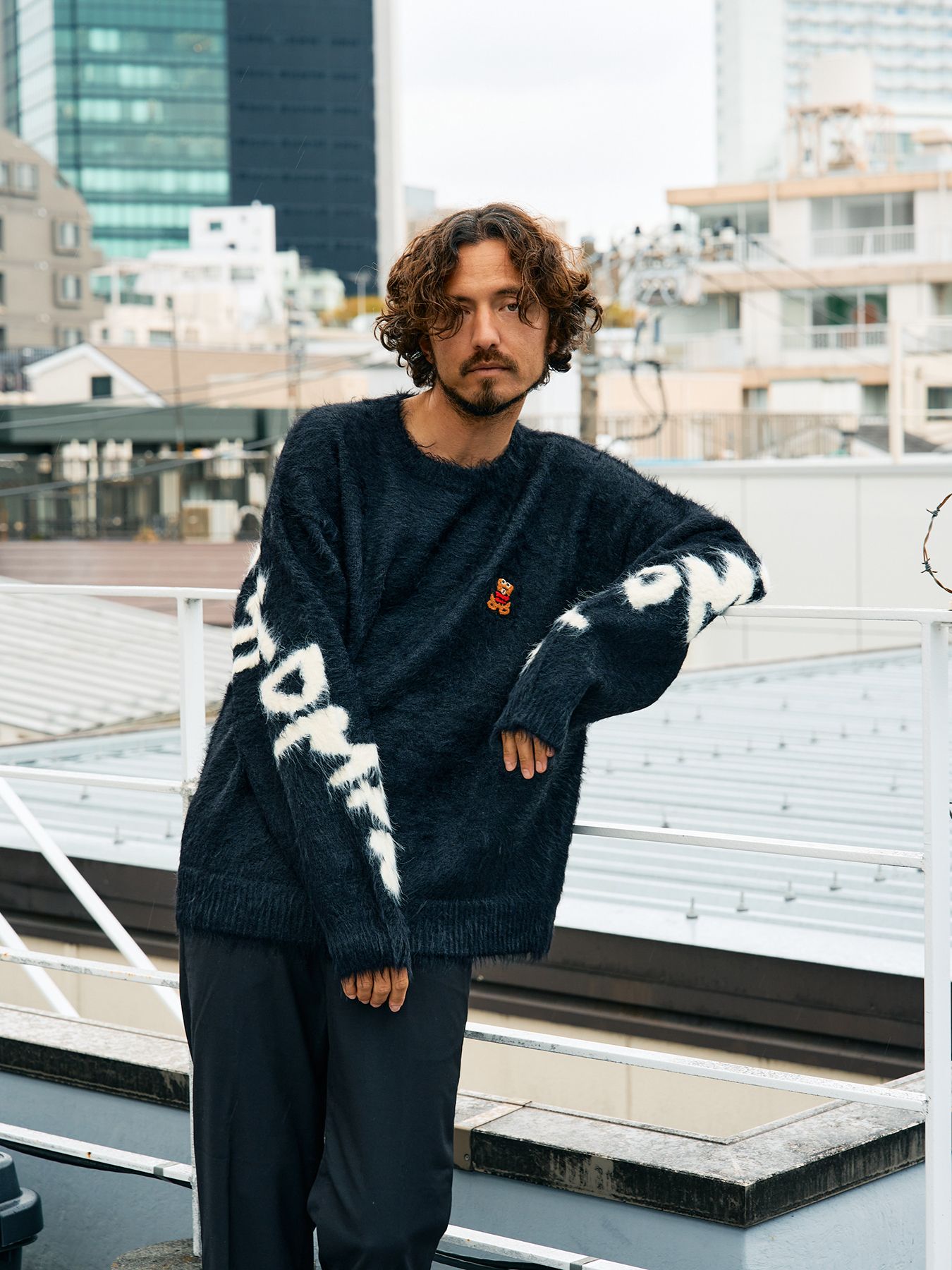 【予約品 5月8日(木) AM10時 締切】 ナイロンフェザーヤーン ビックロゴクロスインターシャシャギープルオーバー / ブラック